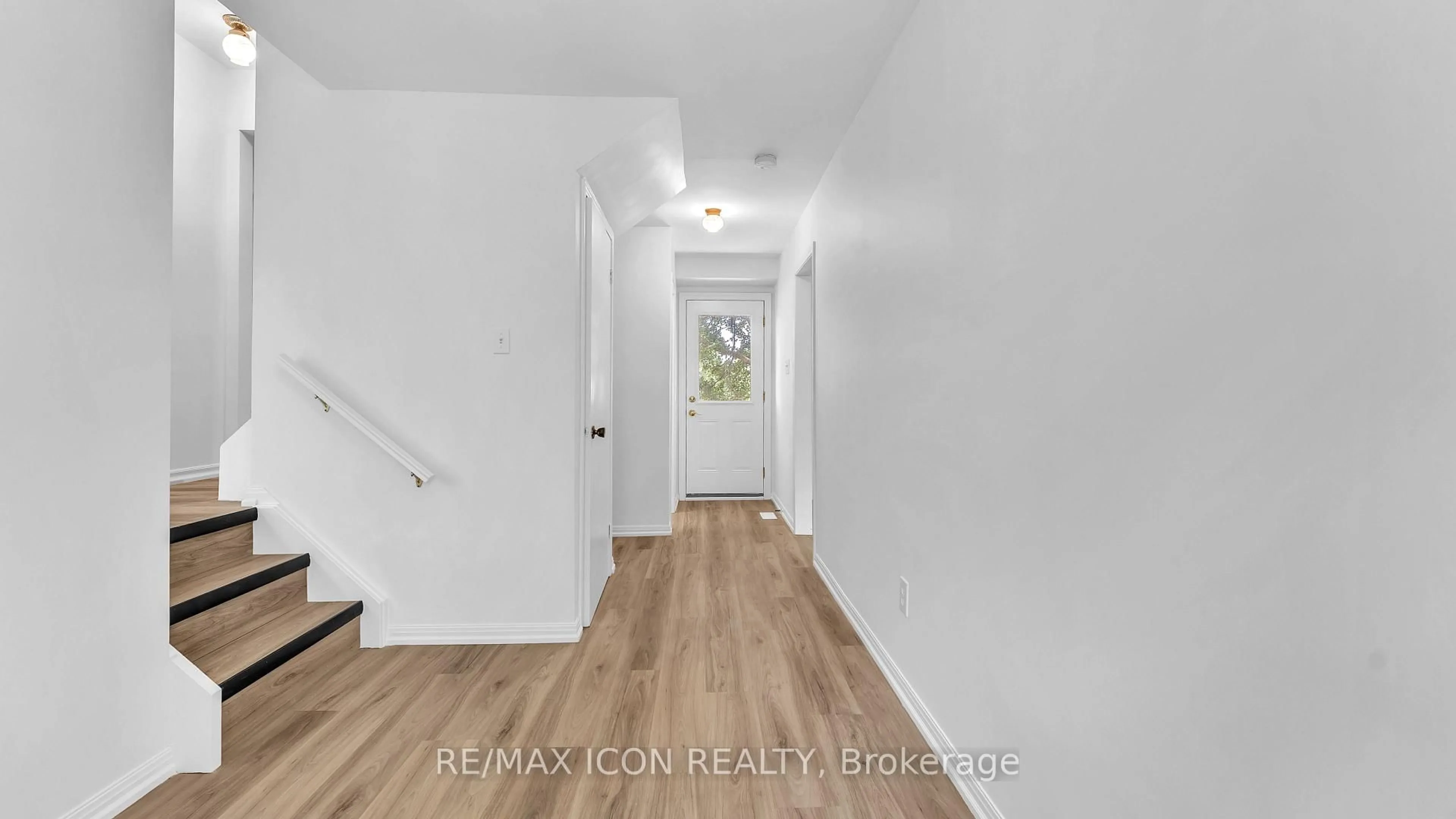Indoor entryway for 23163 Nairn Rd, Middlesex Centre Ontario N0L 1R0
