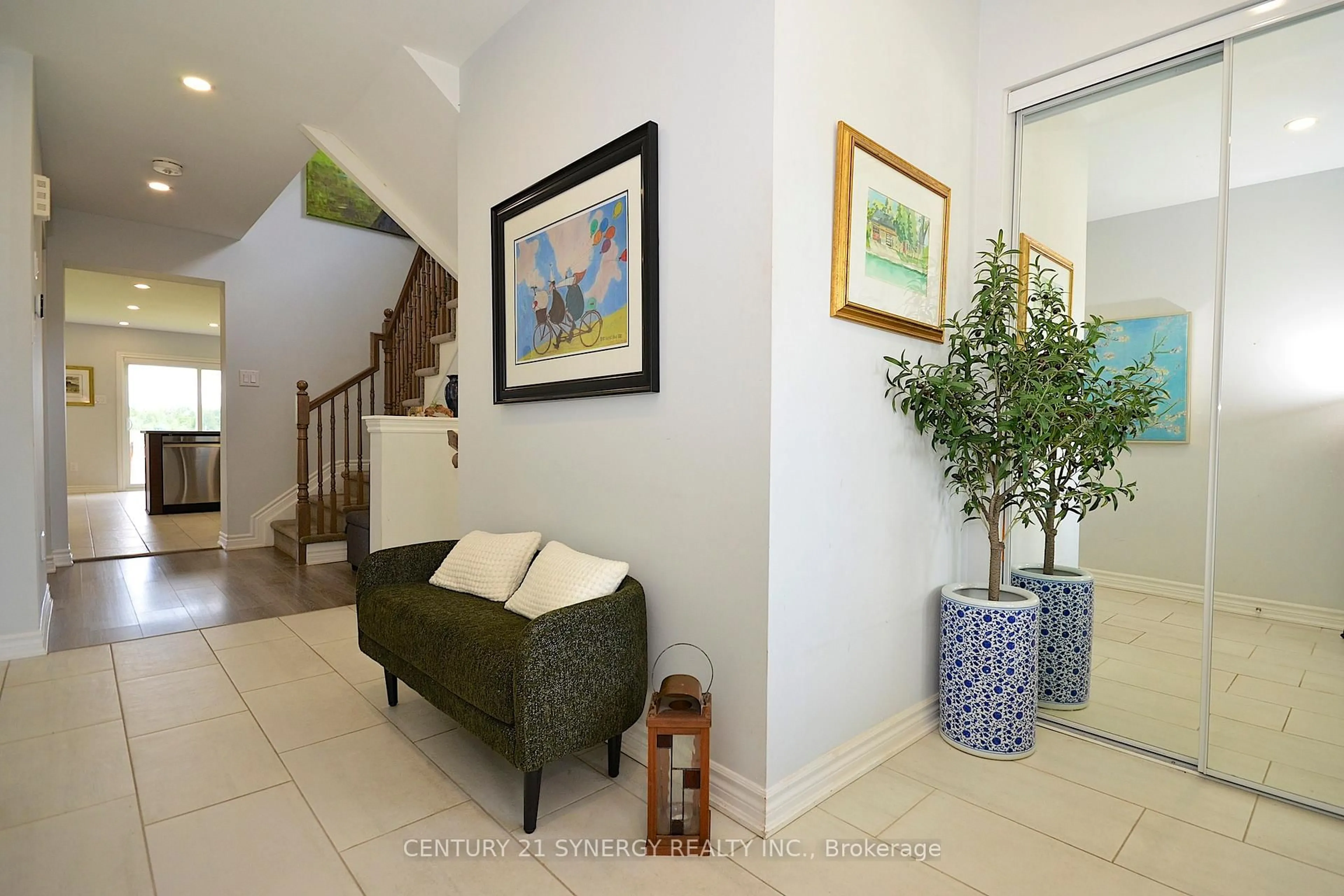 Indoor foyer for 114 Unity Pl, Ottawa Ontario K2S 2Y8