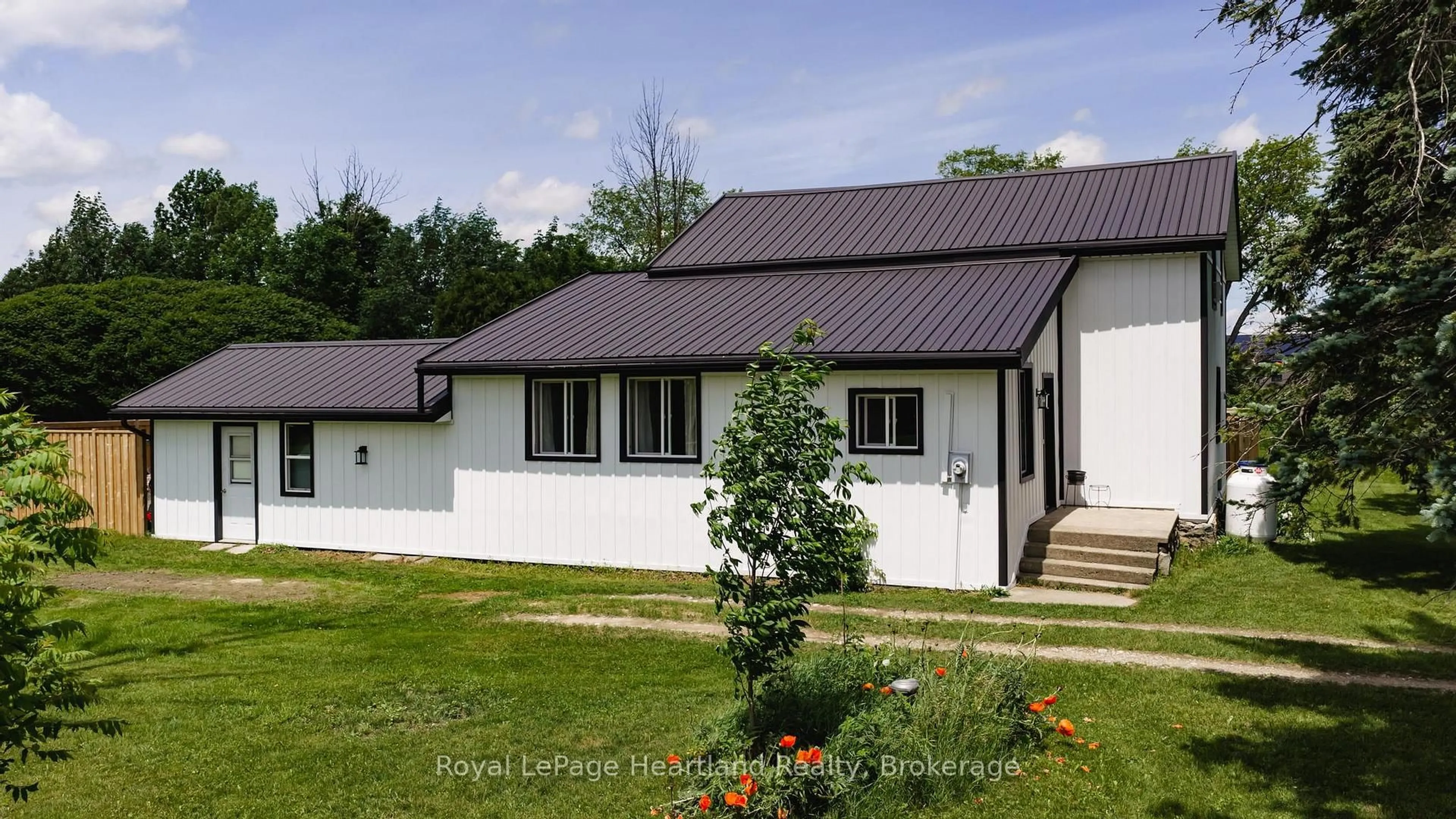 A pic from outside/outdoor area/front of a property/back of a property/a pic from drone, building for 2010 Alma St, Howick Ontario N0G 1X0
