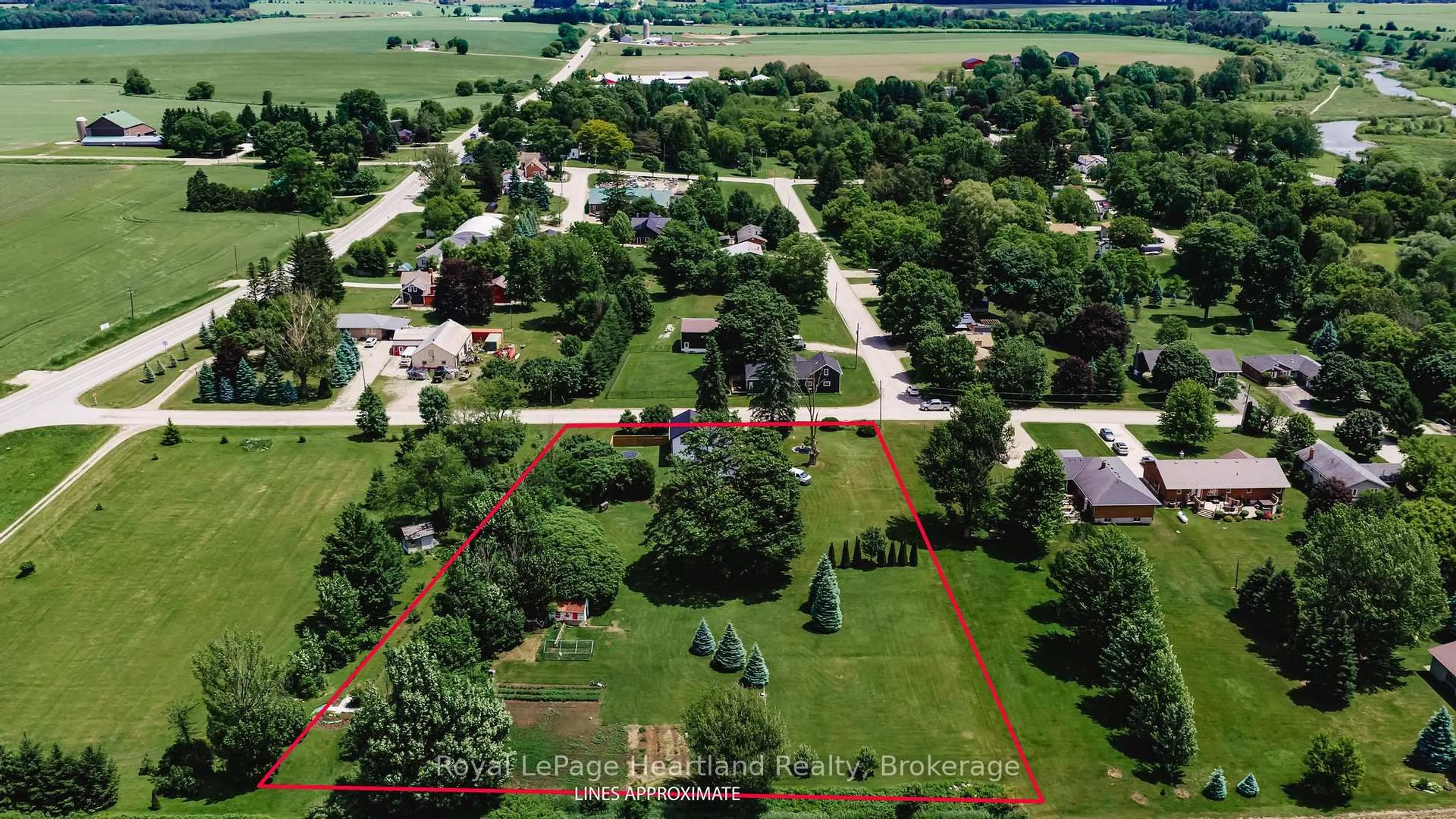 A pic from outside/outdoor area/front of a property/back of a property/a pic from drone, street for 2010 Alma St, Howick Ontario N0G 1X0