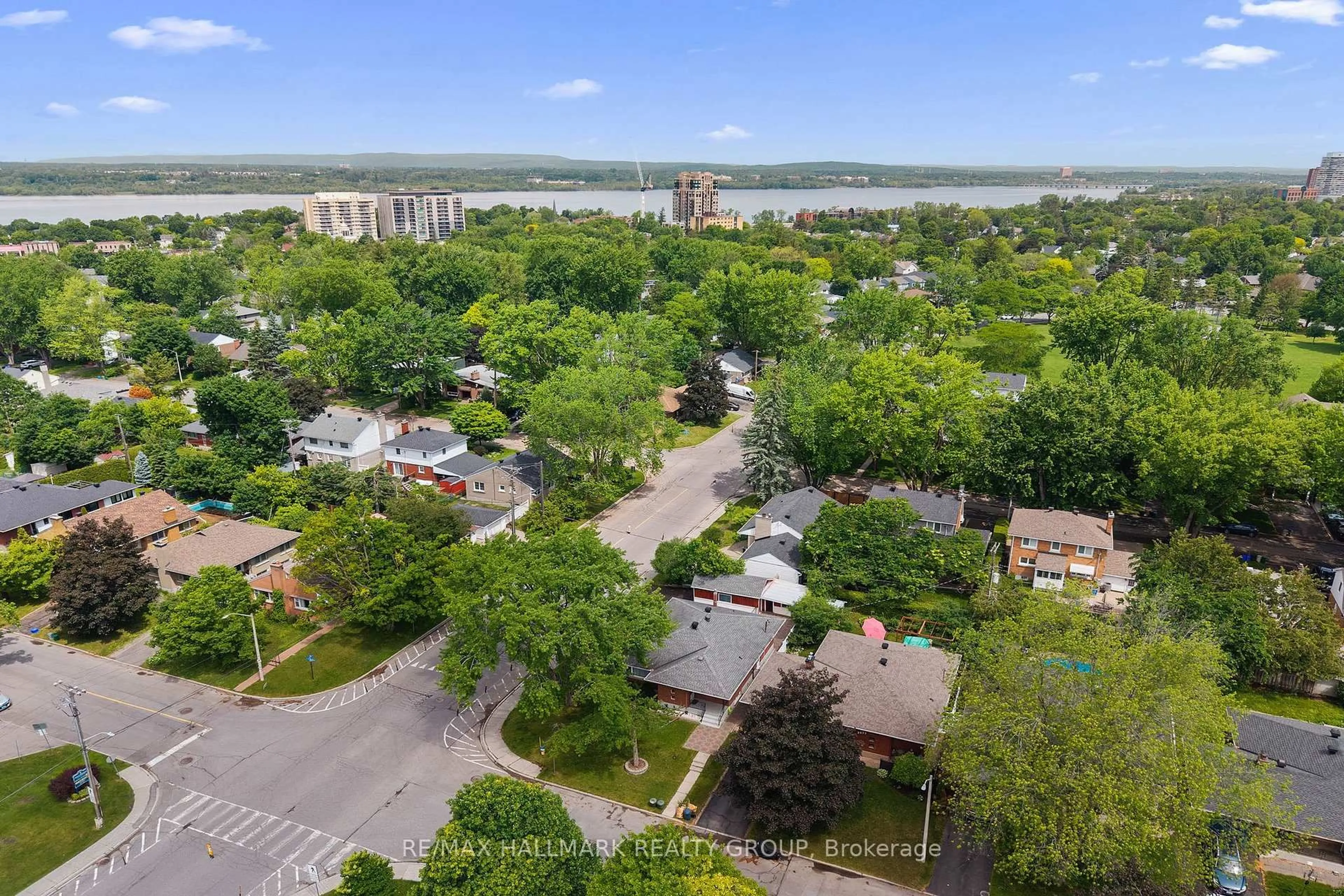 A pic from outside/outdoor area/front of a property/back of a property/a pic from drone, water/lake/river/ocean view for 2075 Neepawa Ave, Ottawa Ontario K2A 3L7