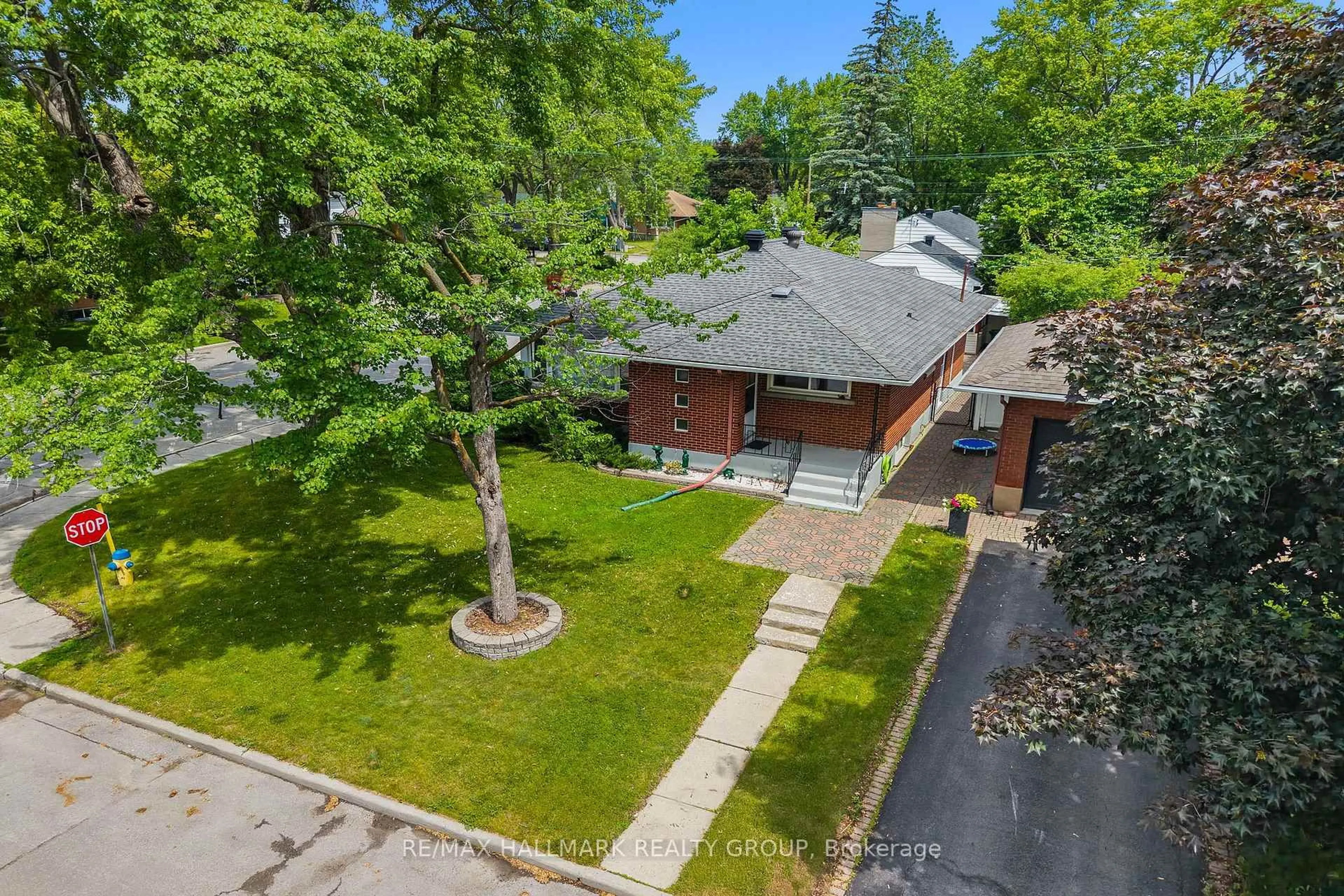 A pic from outside/outdoor area/front of a property/back of a property/a pic from drone, street for 2075 Neepawa Ave, Ottawa Ontario K2A 3L7