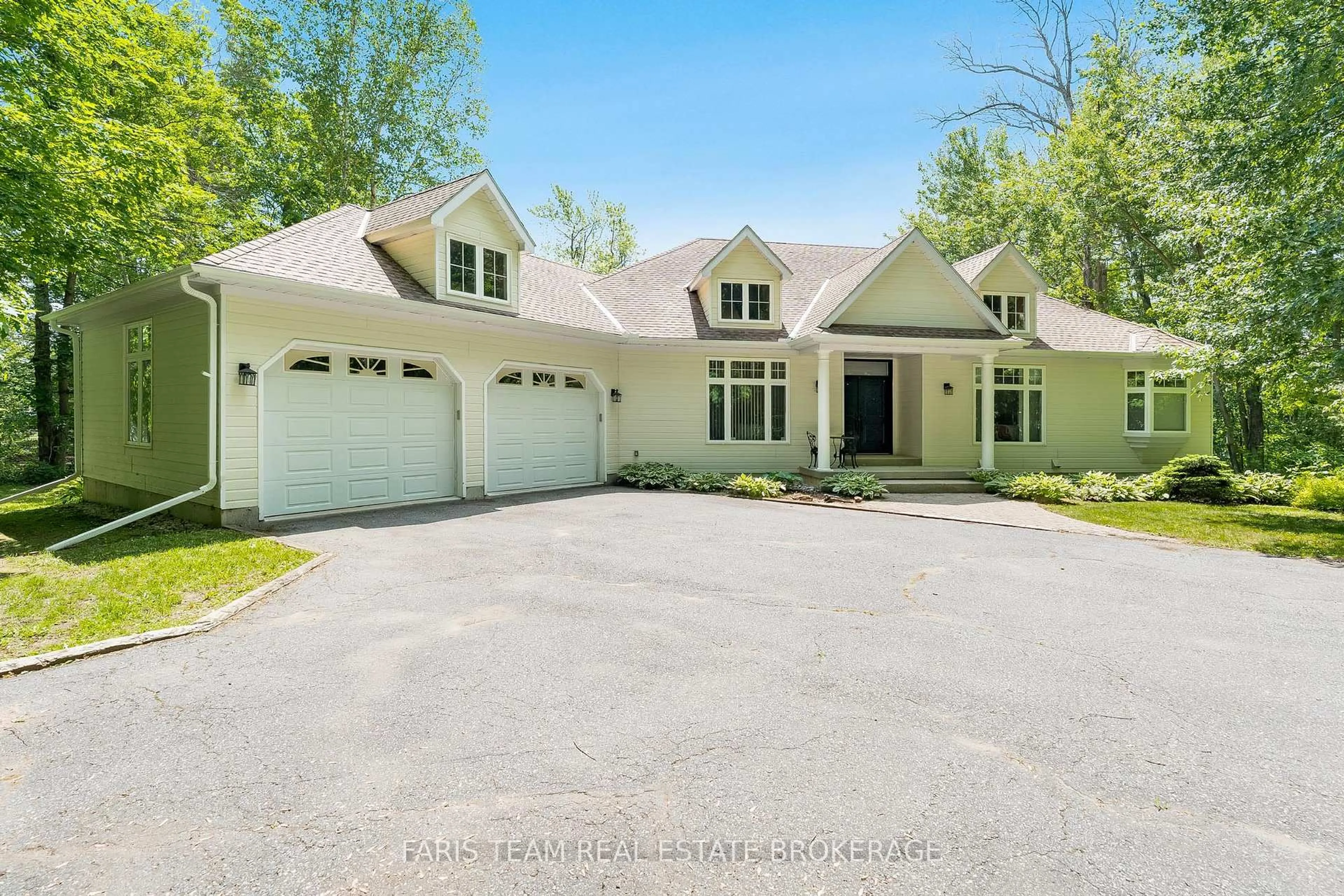A pic from outside/outdoor area/front of a property/back of a property/a pic from drone, unknown for 1037 Rockcastle Rd, Gravenhurst Ontario P0E 1N0