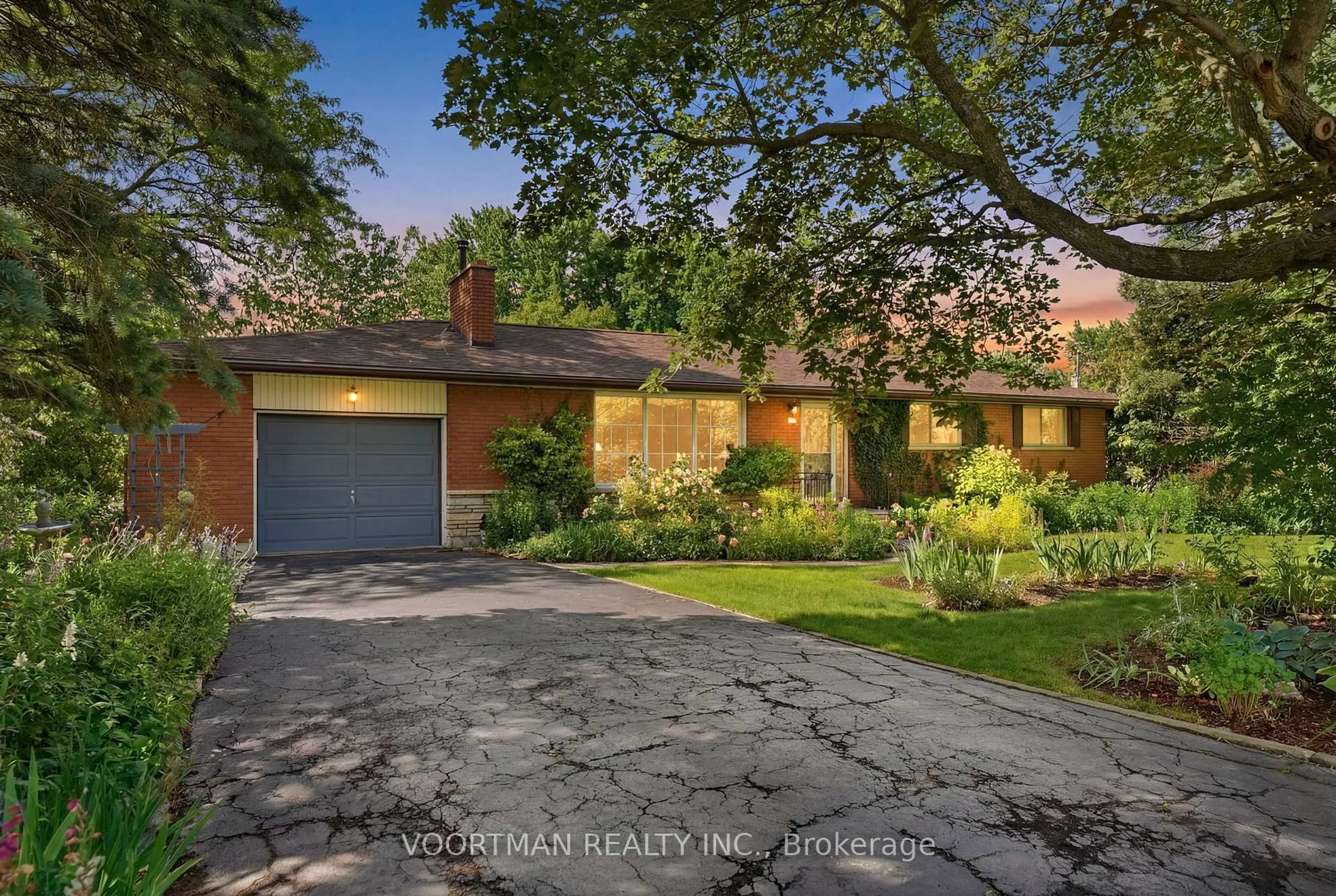 A pic from outside/outdoor area/front of a property/back of a property/a pic from drone, street for 12 Kew Crt, Hamilton Ontario L9H 5E1
