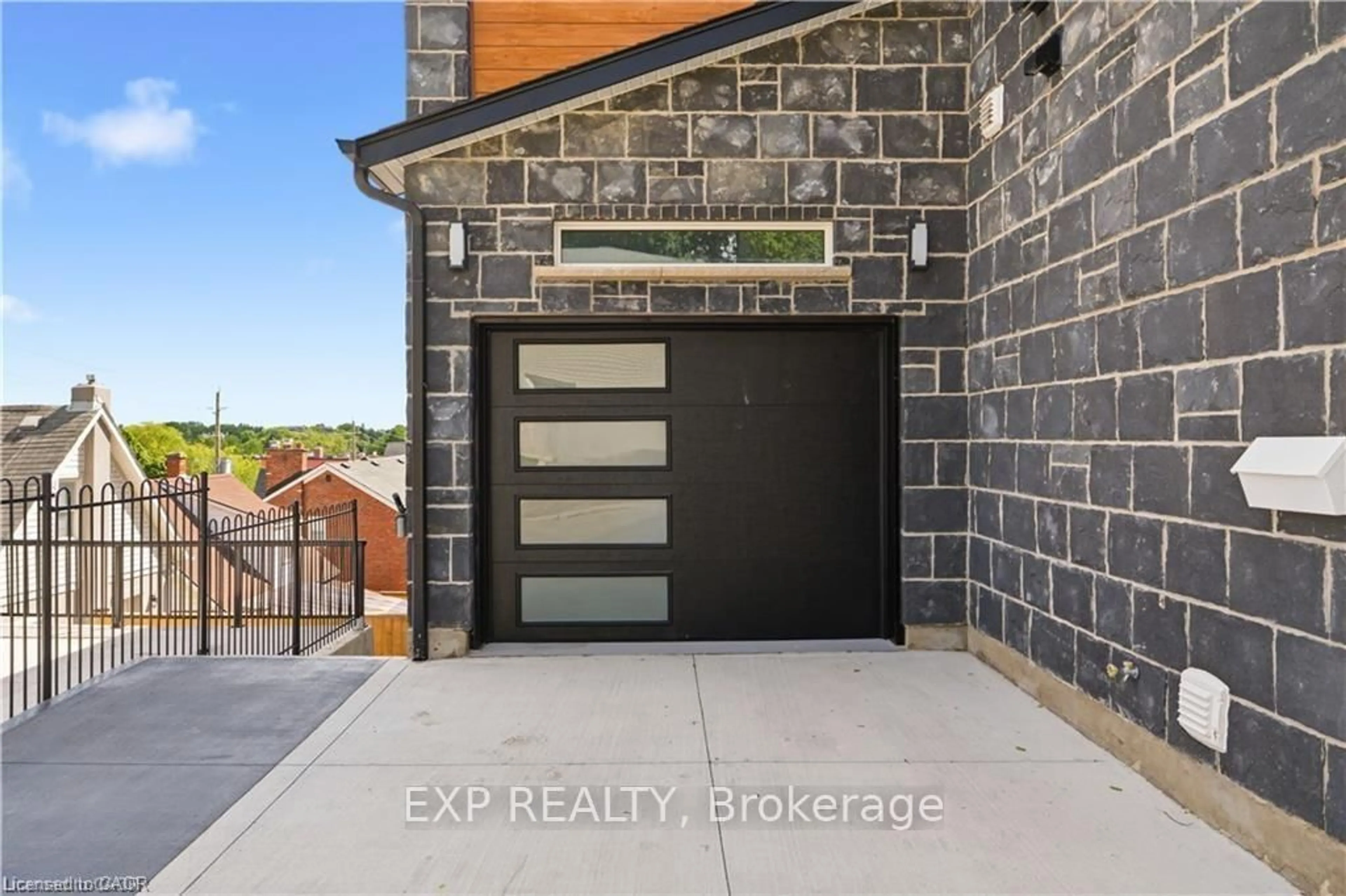 Indoor entryway for 129 St George St, Kitchener Ontario N2G 2T2