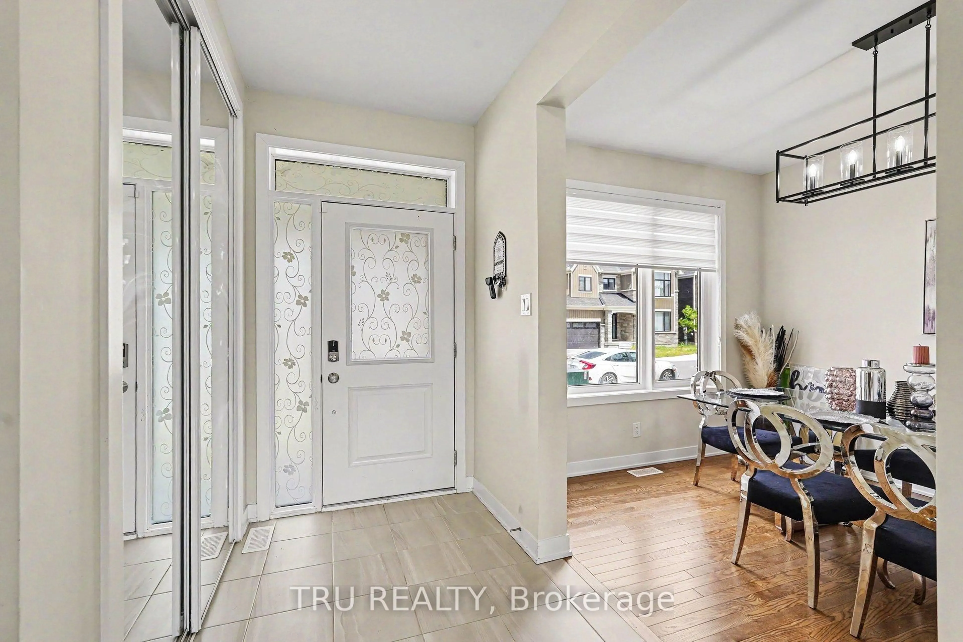 Indoor entryway for 748 EMINENCE St, Ottawa Ontario K2J 6X6