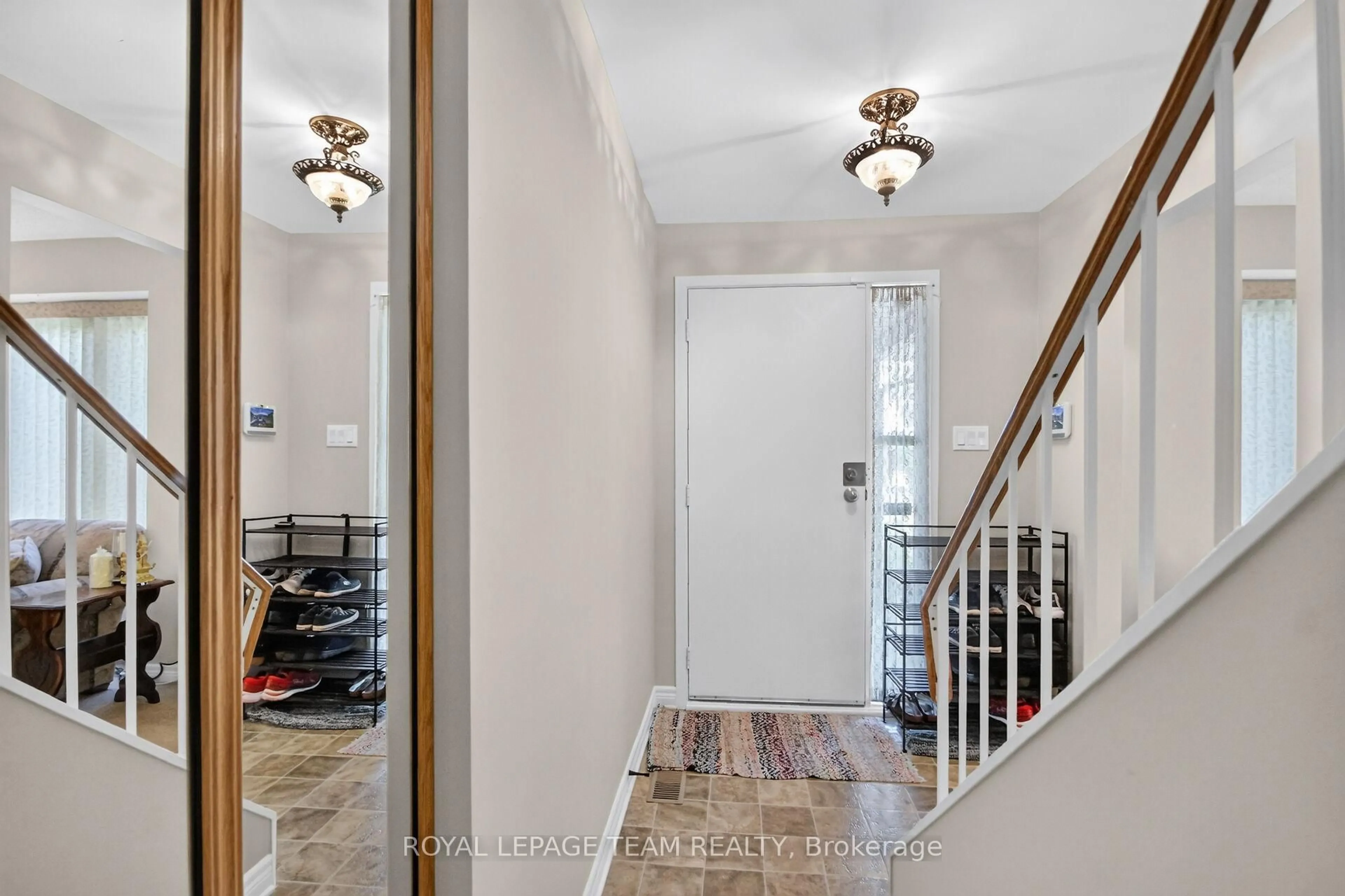 Indoor entryway for 3 Haywood Cres, Kanata Ontario K2L 2J3