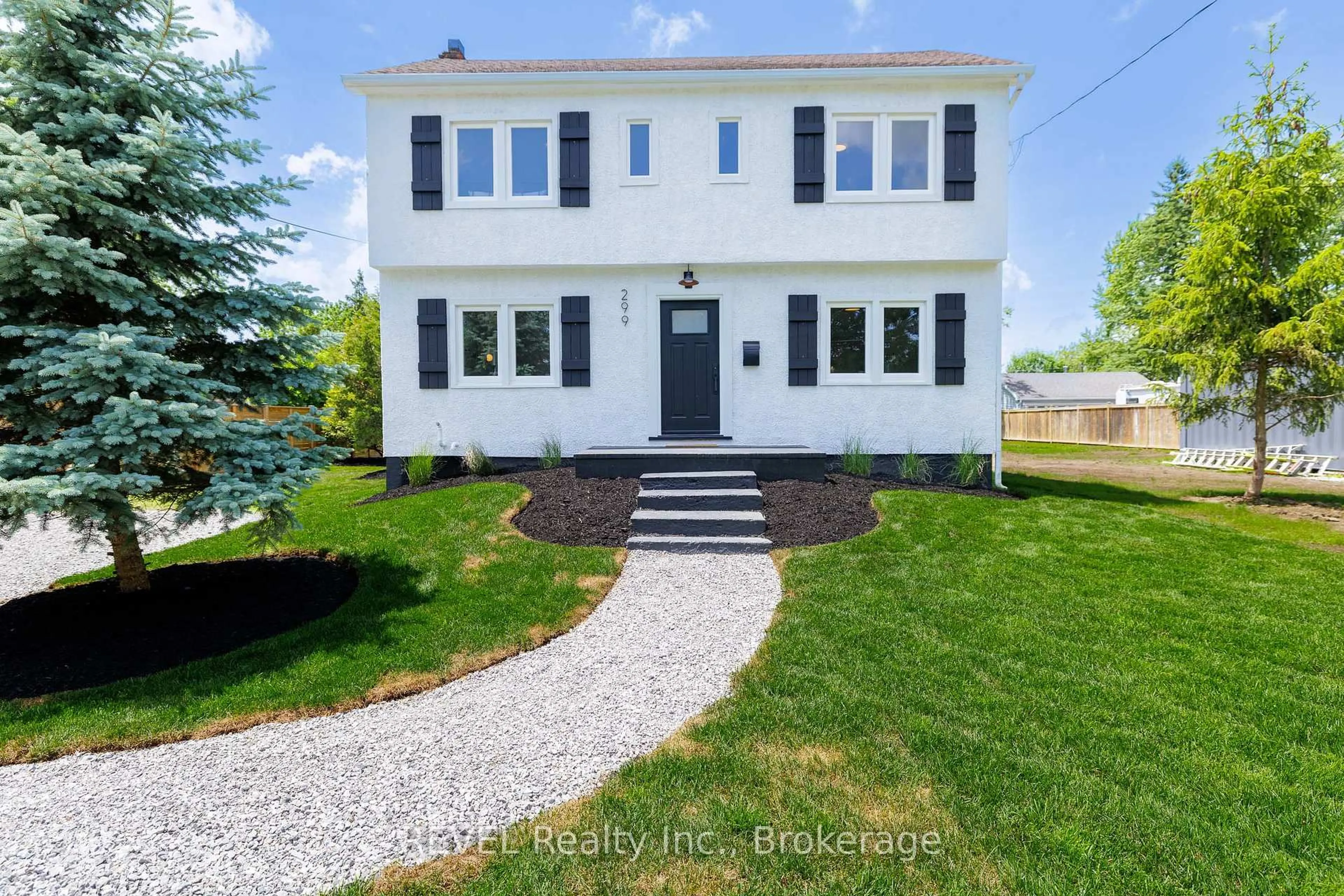 Home with vinyl exterior material, street for 299 First Ave, Welland Ontario L3C 1Z1
