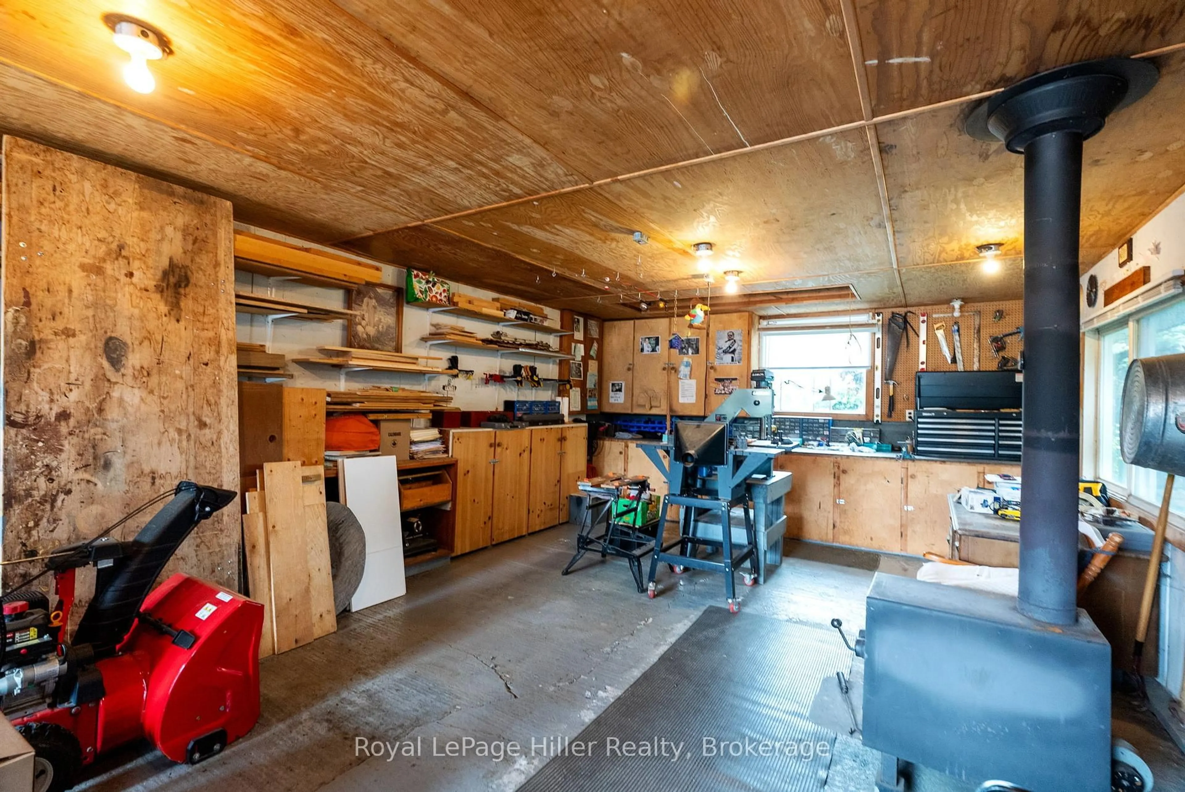 Indoor garage for 59 Briarhill Dr, Stratford Ontario N5A 6N6