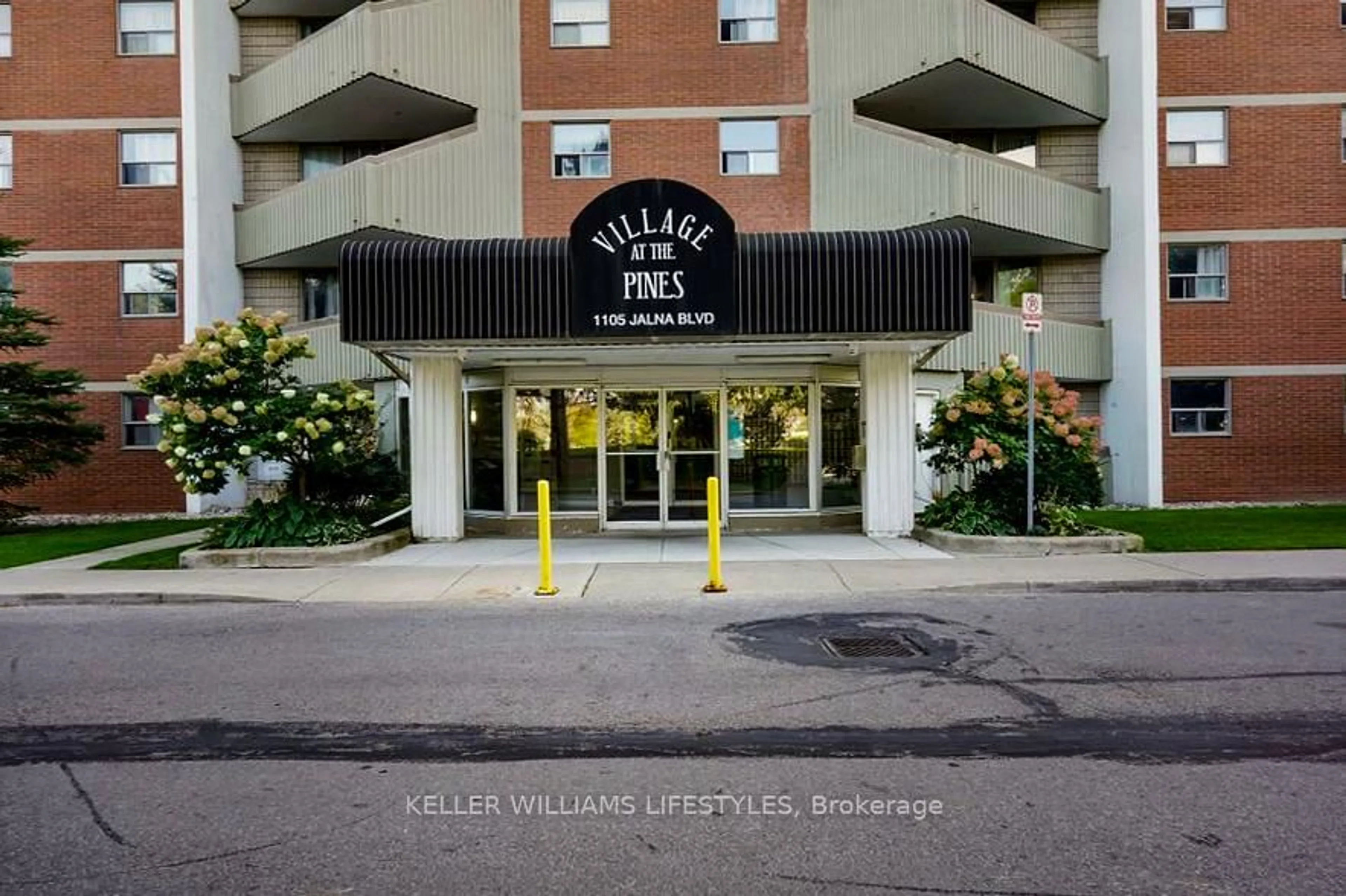 Indoor foyer for 1105 Jalna Blvd #506, London South Ontario N6E 2S9