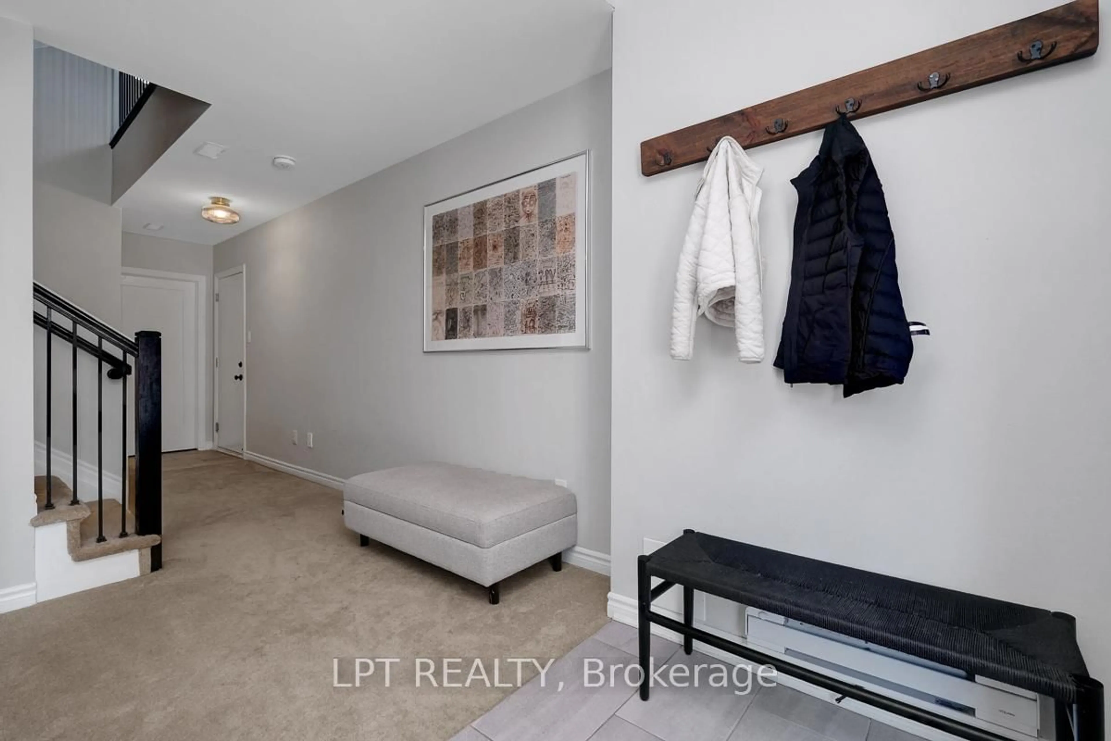 Indoor entryway for 815 Kiniw Private, Ottawa Ontario K1K 4Z4
