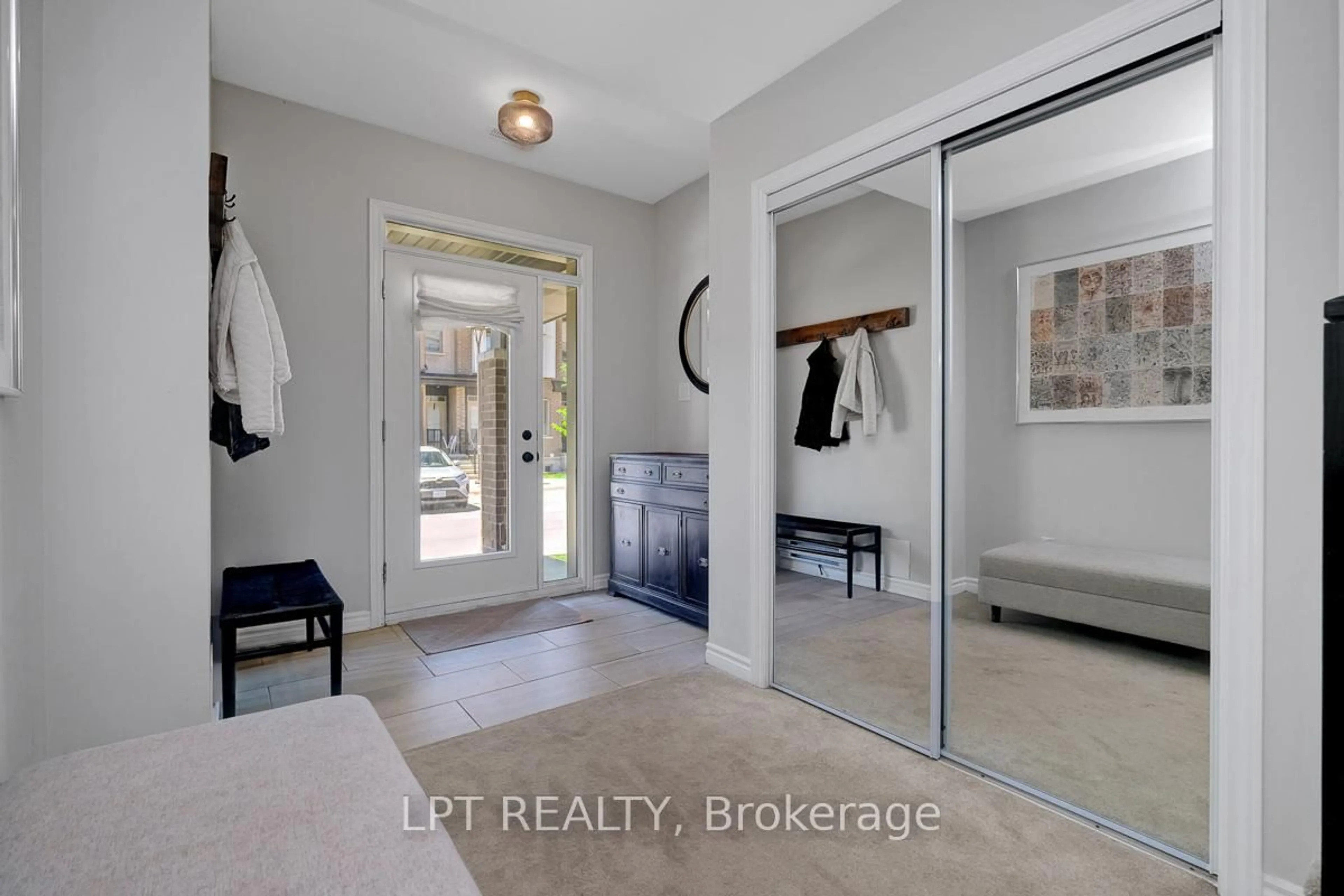 Indoor entryway for 815 Kiniw Private, Ottawa Ontario K1K 4Z4