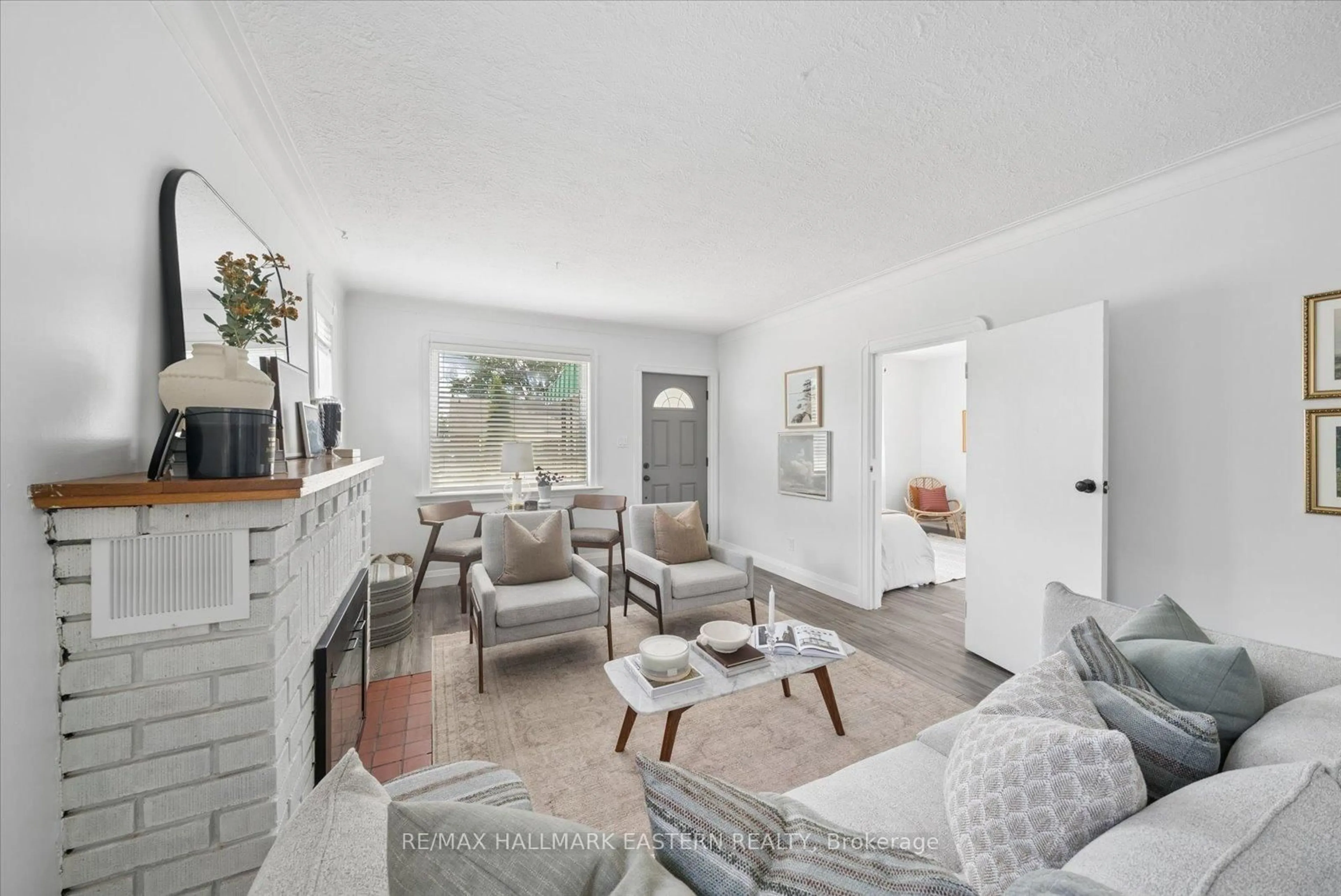 Living room with furniture, unknown for 522 King George St, Peterborough Ontario K9J 1S4