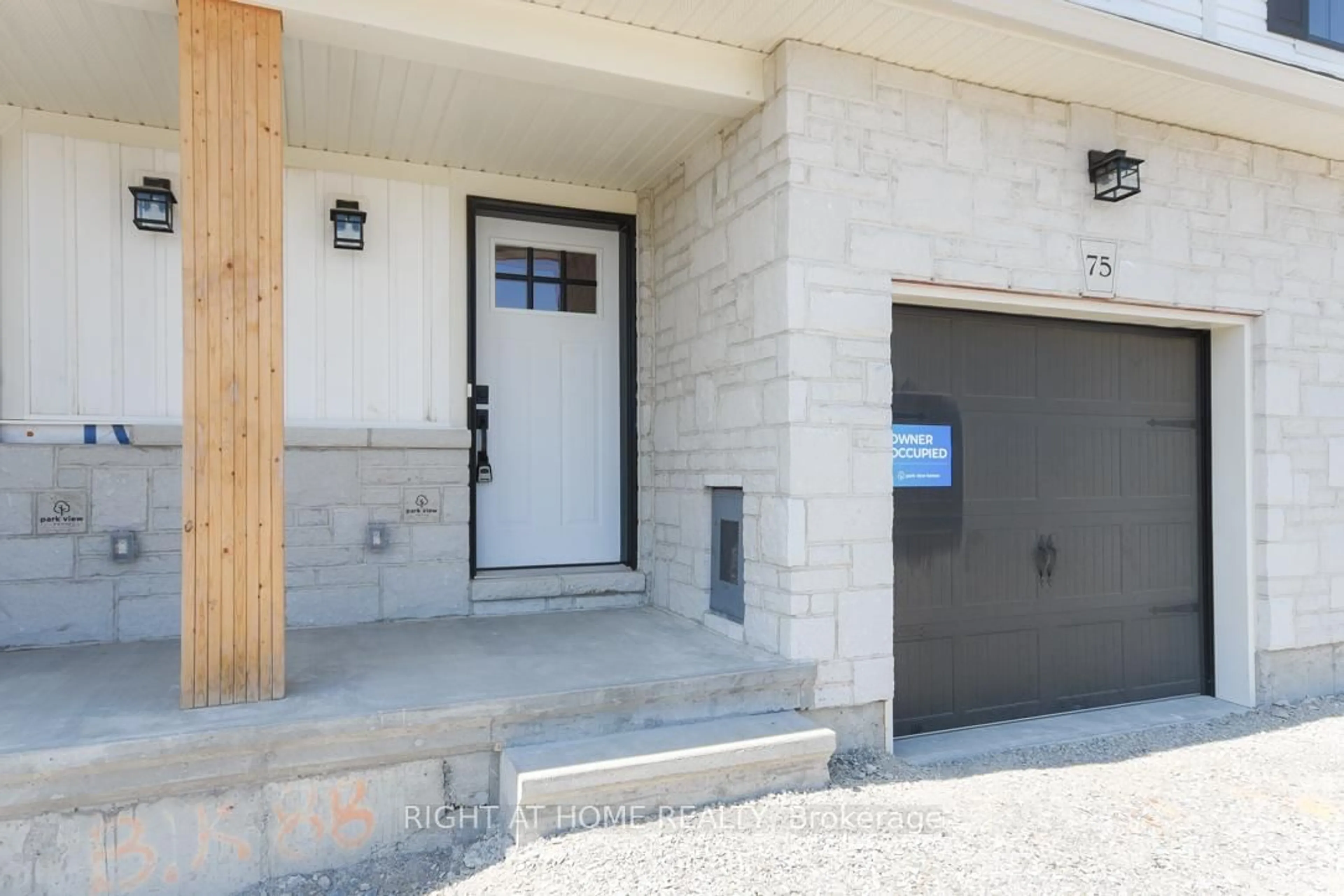 Indoor entryway for 75 WHITCOMB Cres, Smiths Falls Ontario K7A 0C1