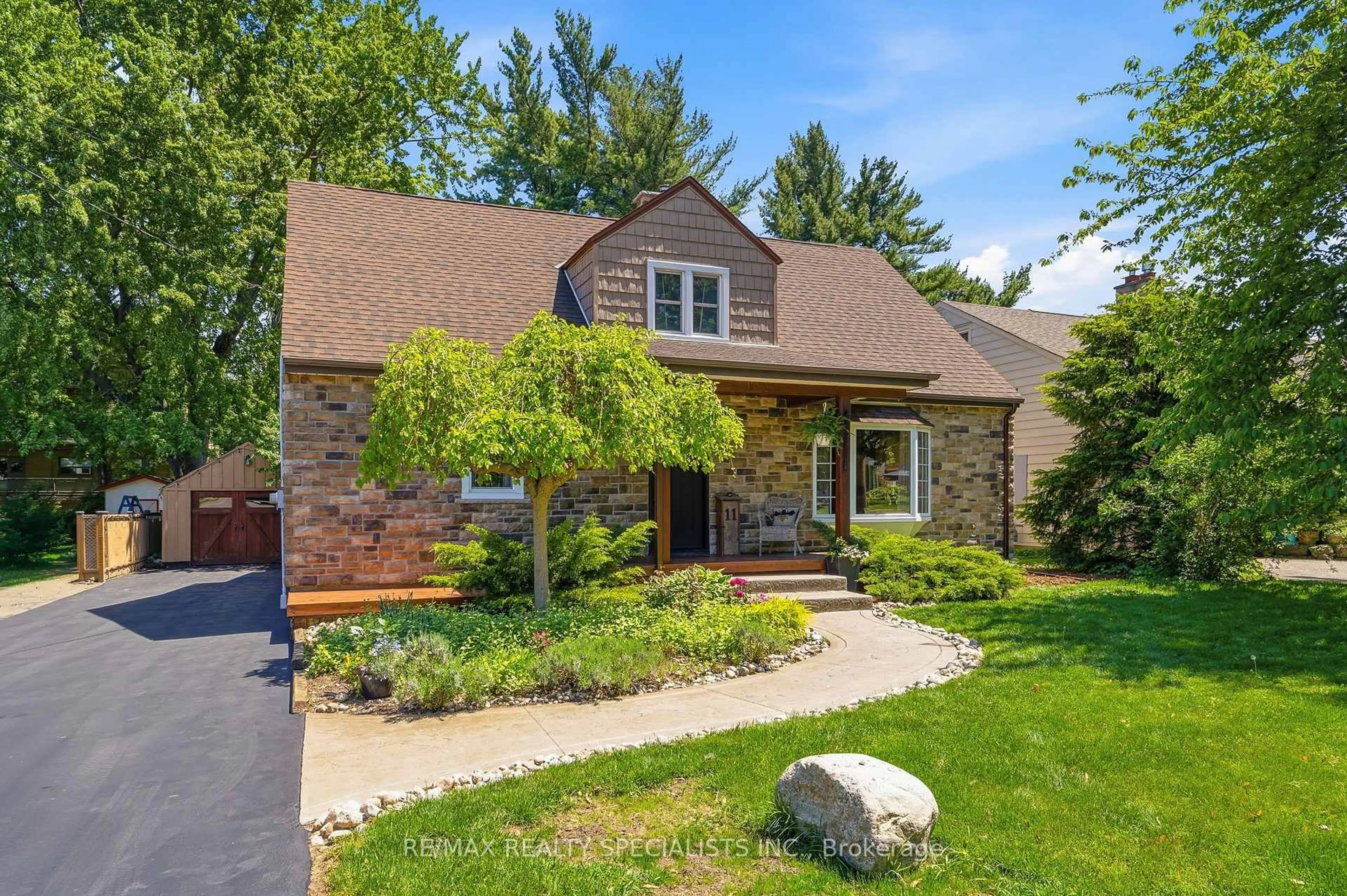Home with brick exterior material, street for 11 Kingsway Blvd, Grimsby Ontario L3M 3E4