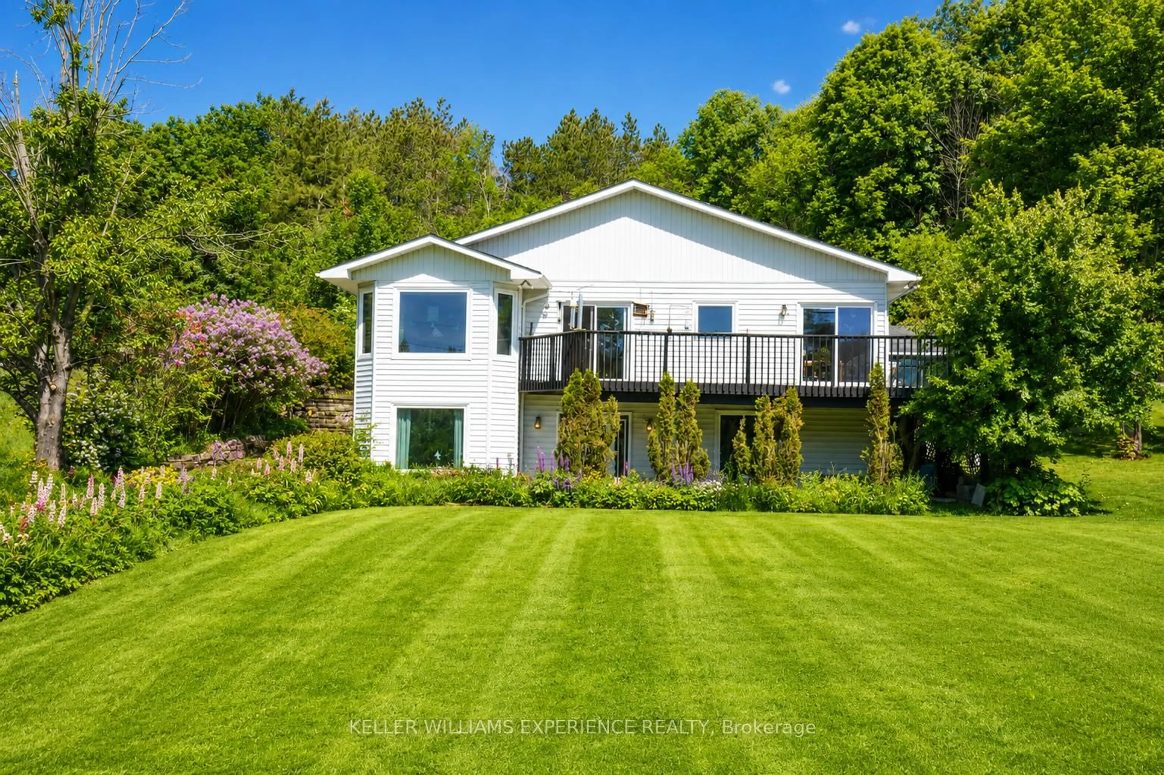 Home with vinyl exterior material, building for 203 Santas Village Rd, Bracebridge Ontario P1L 1W8