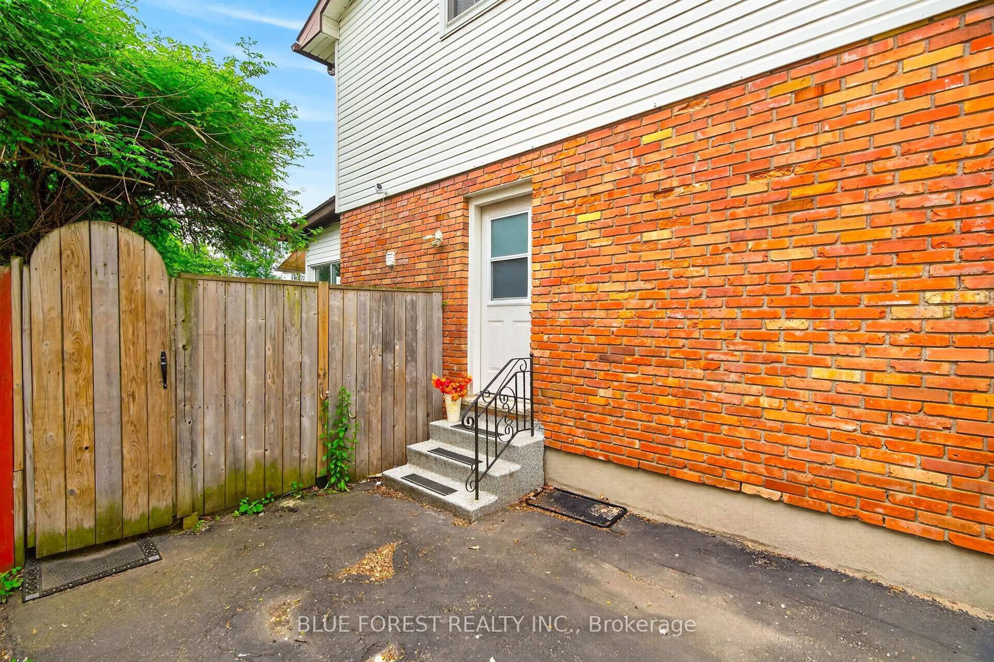 Patio, street for 67 Breckenridge Cres, London South Ontario N6E 1H6