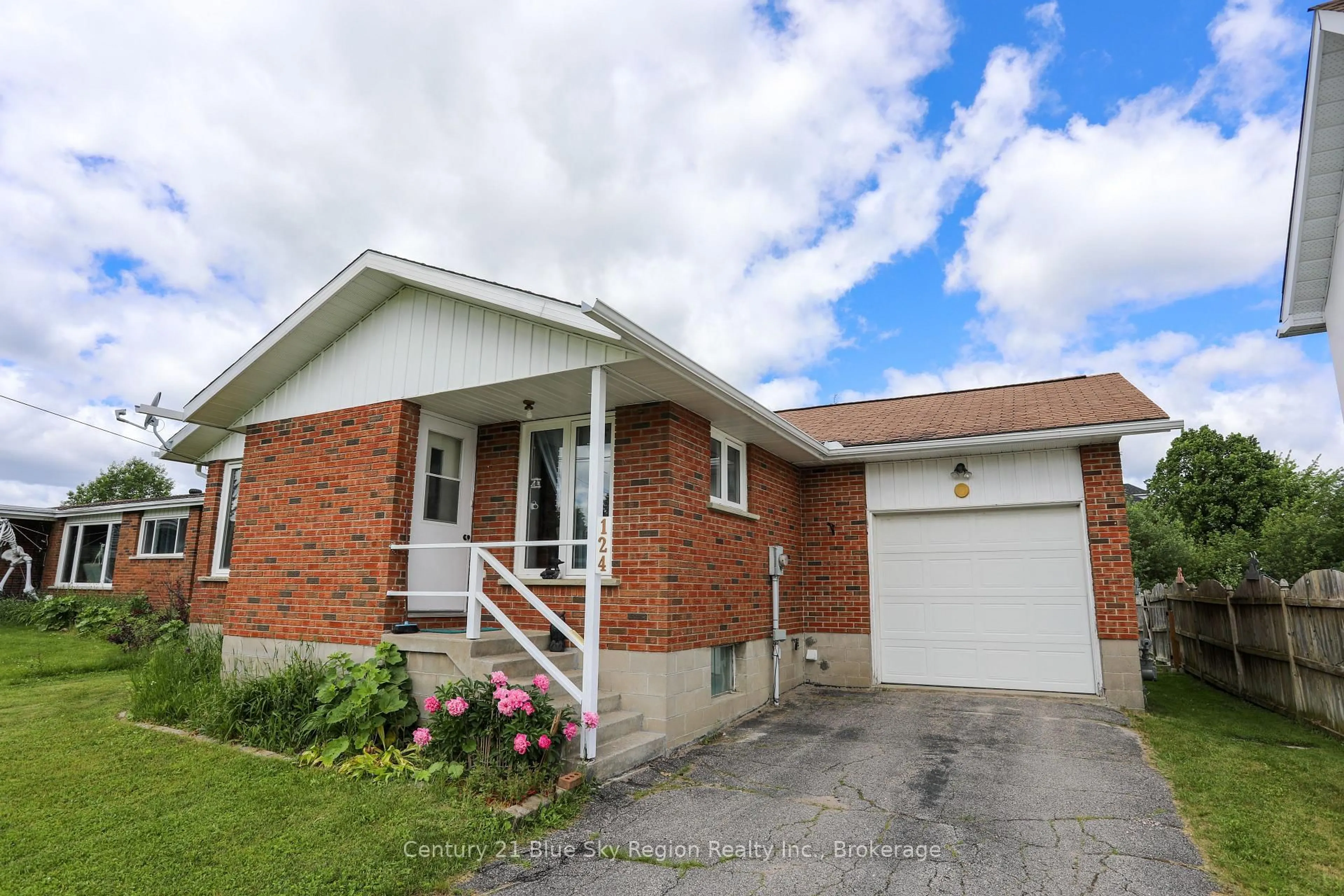 Home with brick exterior material, street for 124 King St, Powassan Ontario P0H 1Z0