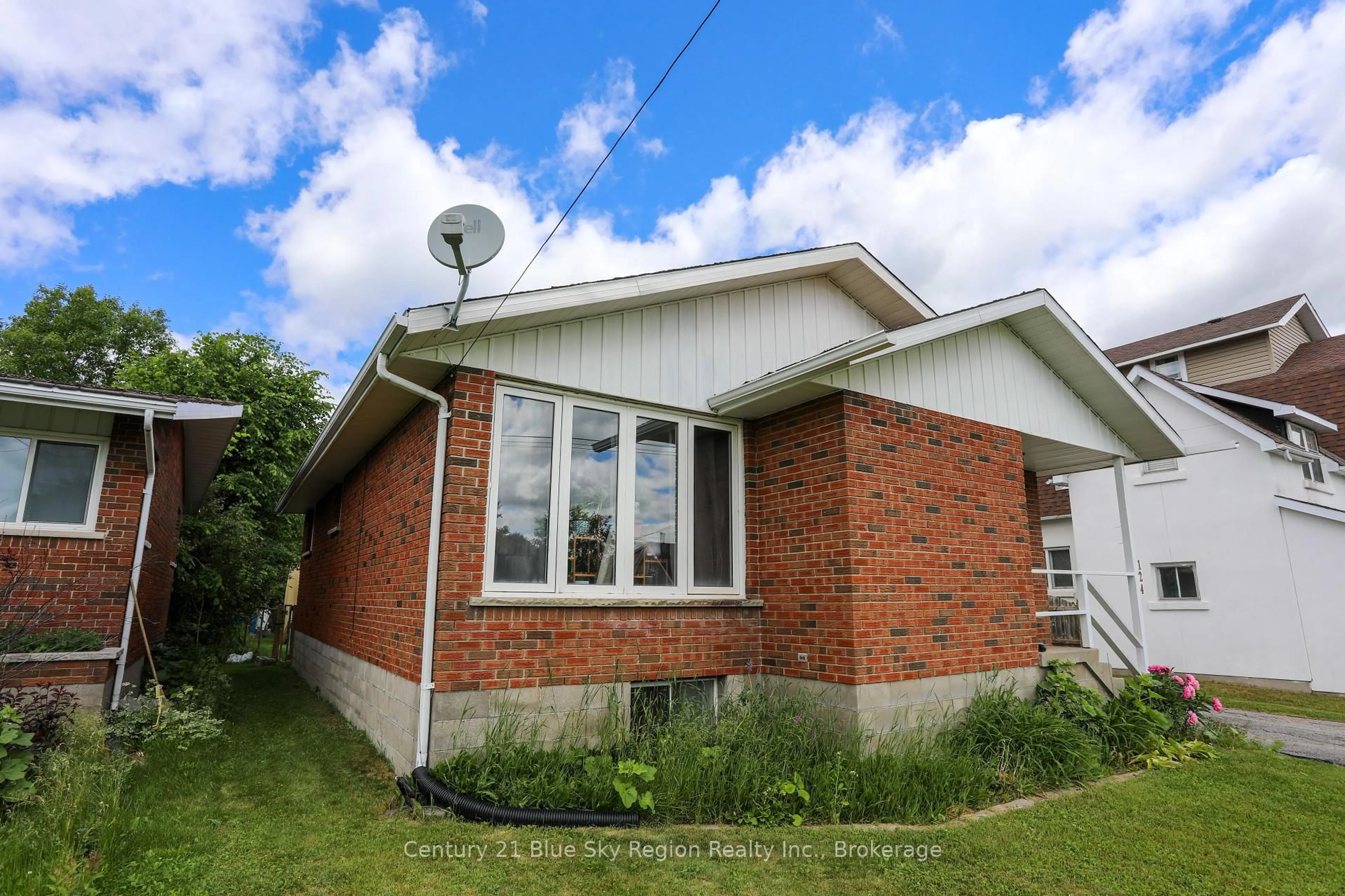 Home with brick exterior material, building for 124 King St, Powassan Ontario P0H 1Z0