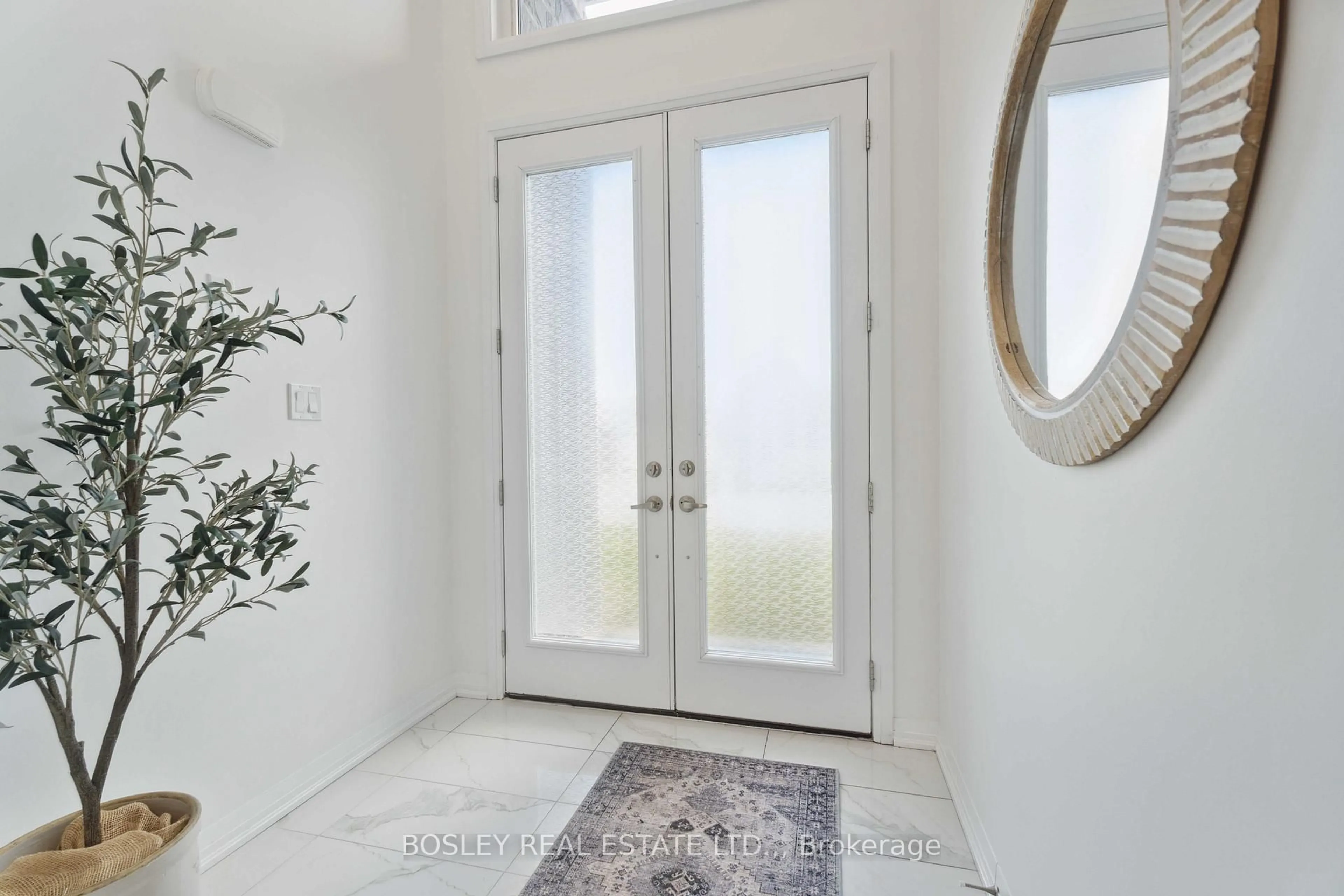 Indoor entryway for 8052 Citation Rd, Niagara Falls Ontario L2H 3H7