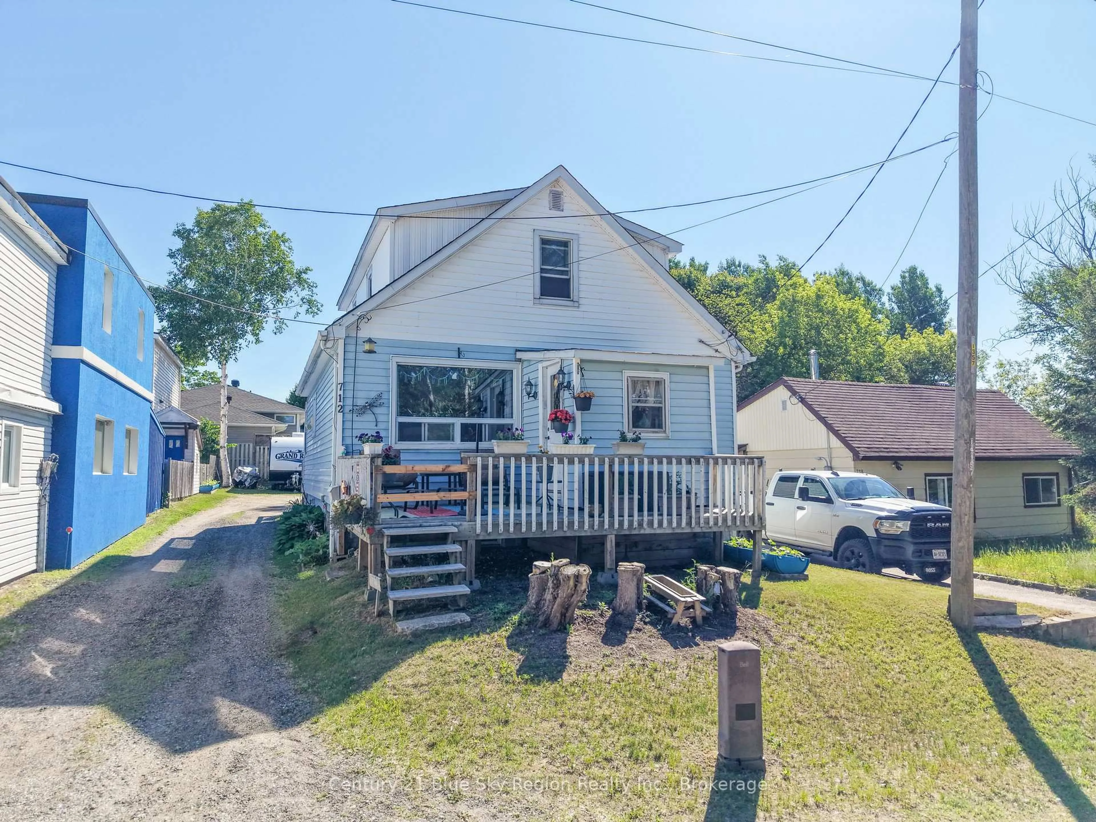 A pic from outside/outdoor area/front of a property/back of a property/a pic from drone, street for 712 Winters St, North Bay Ontario P1B 1S7