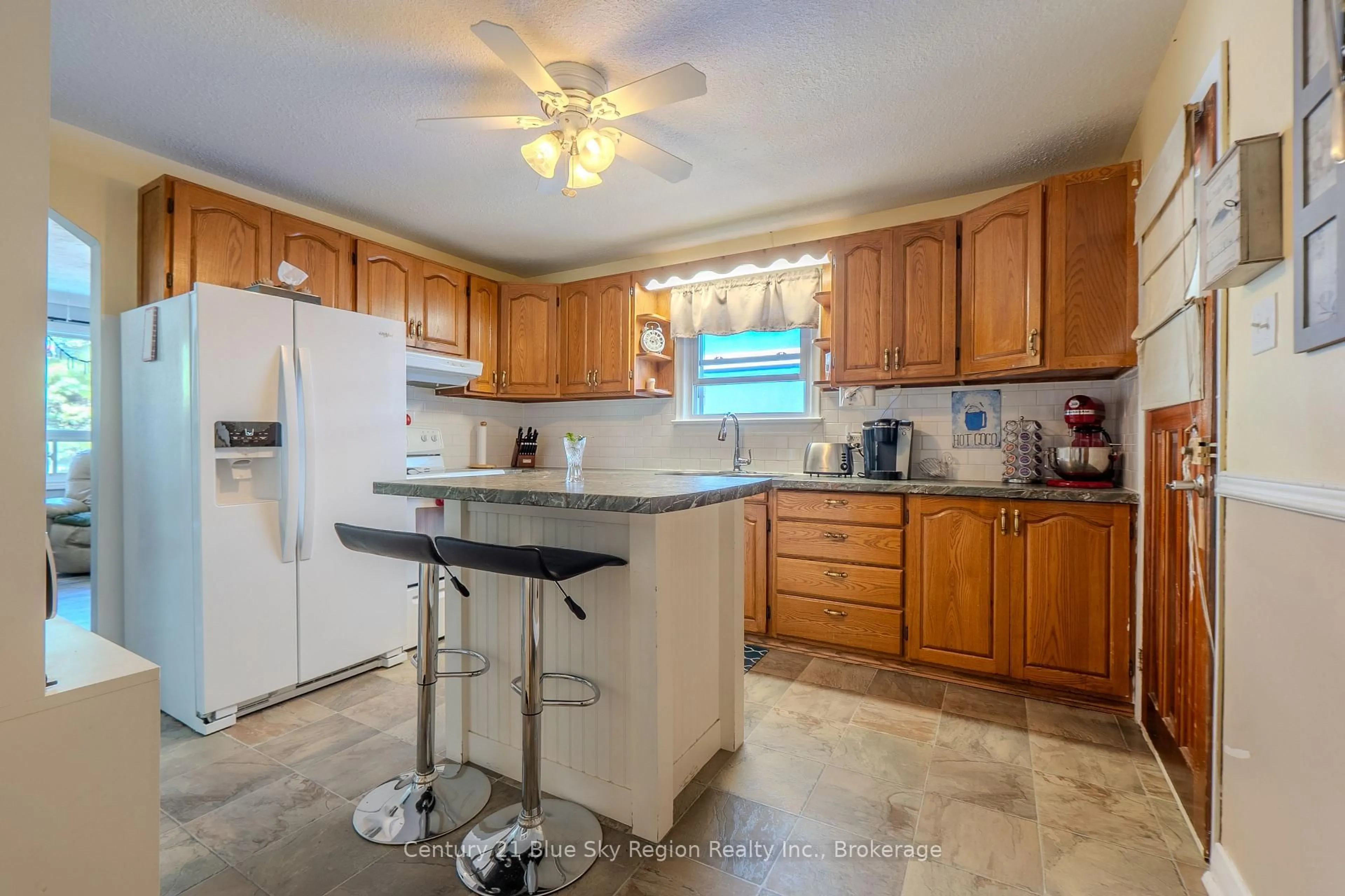 Standard kitchen, ceramic/tile floor for 712 Winters St, North Bay Ontario P1B 1S7