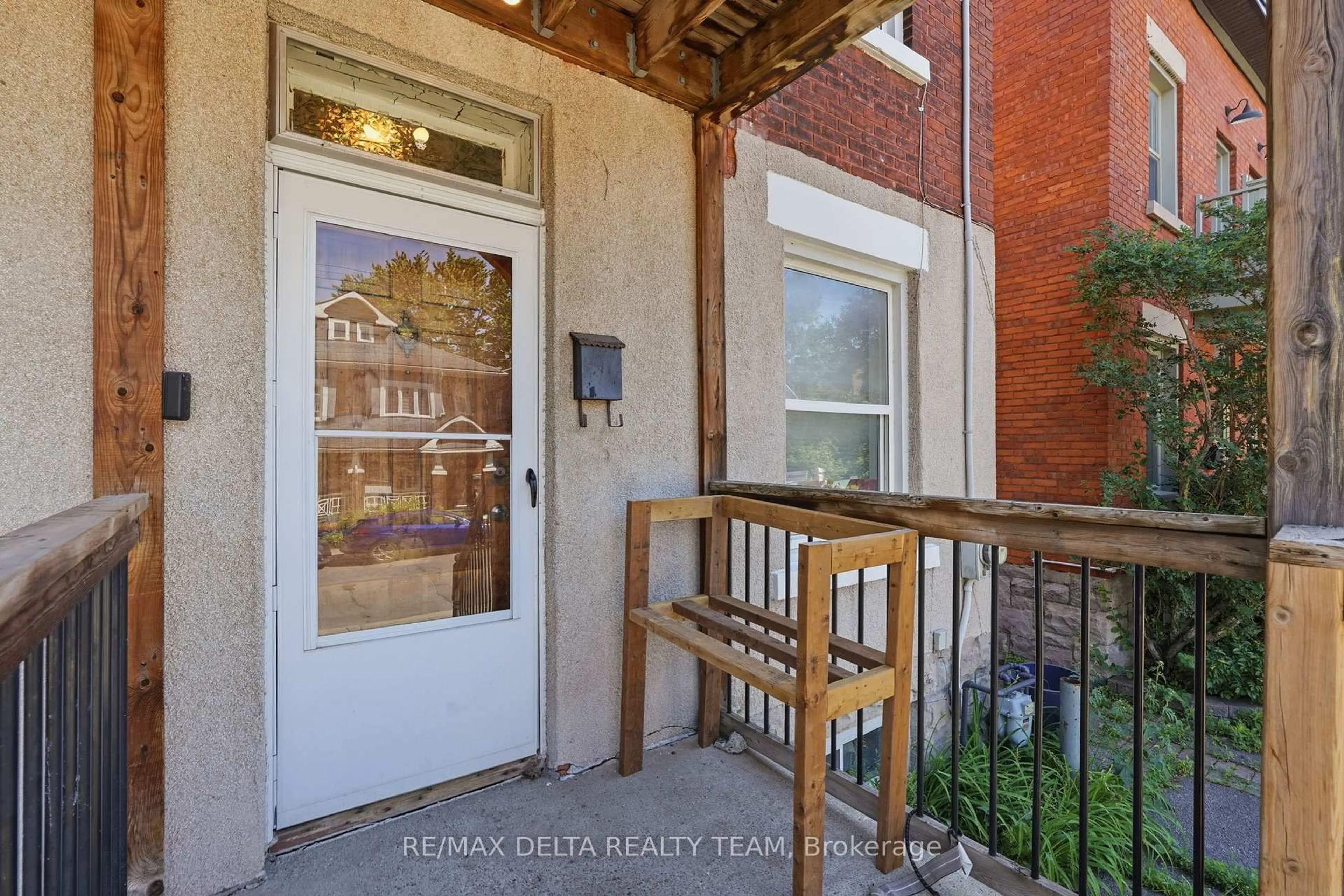 Indoor entryway for 181 Goulburn Ave, Ottawa Ontario K1N 8E3