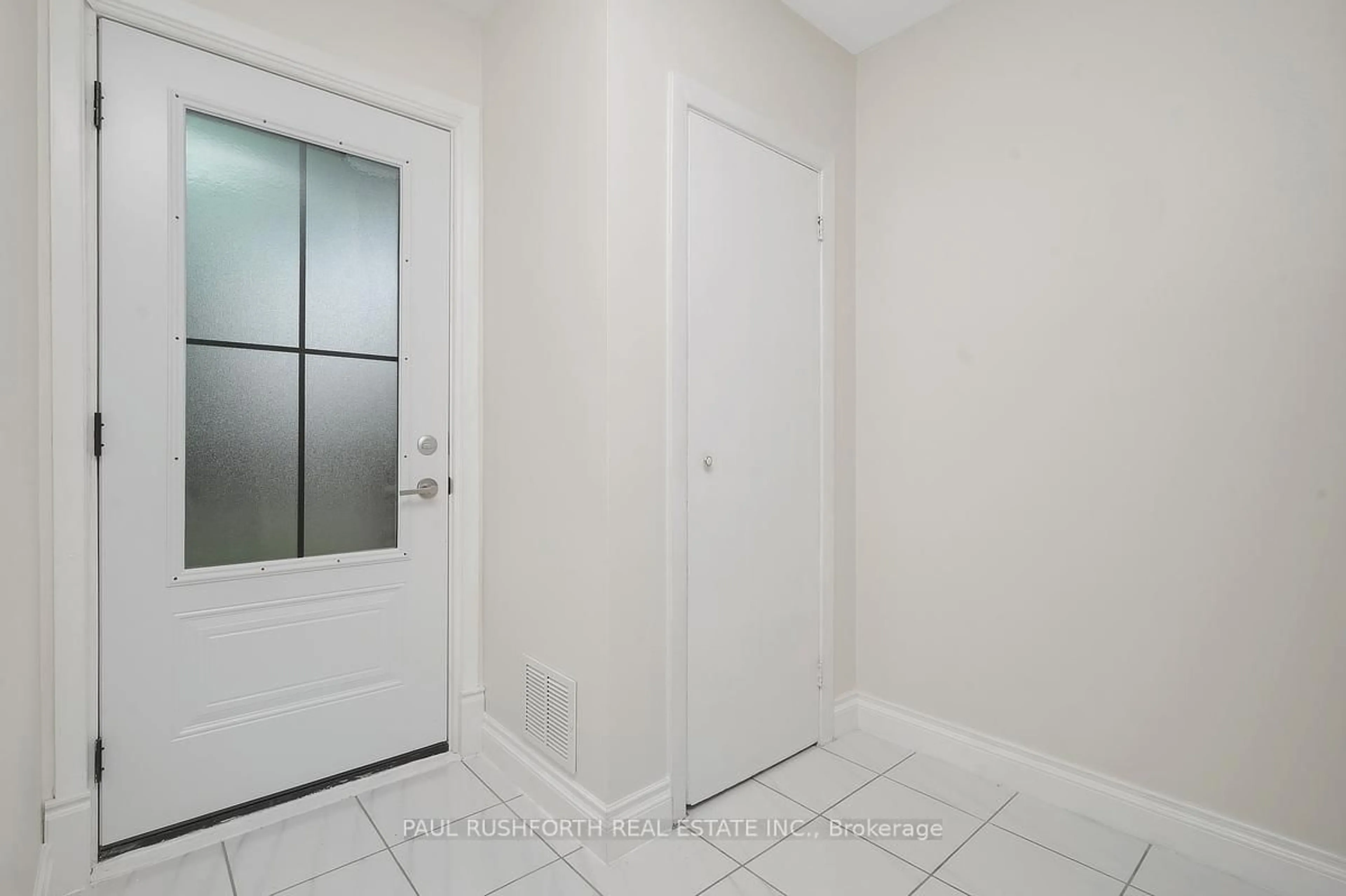 Indoor entryway for 2418 Clementine Blvd, Ottawa Ontario K1V 8E2