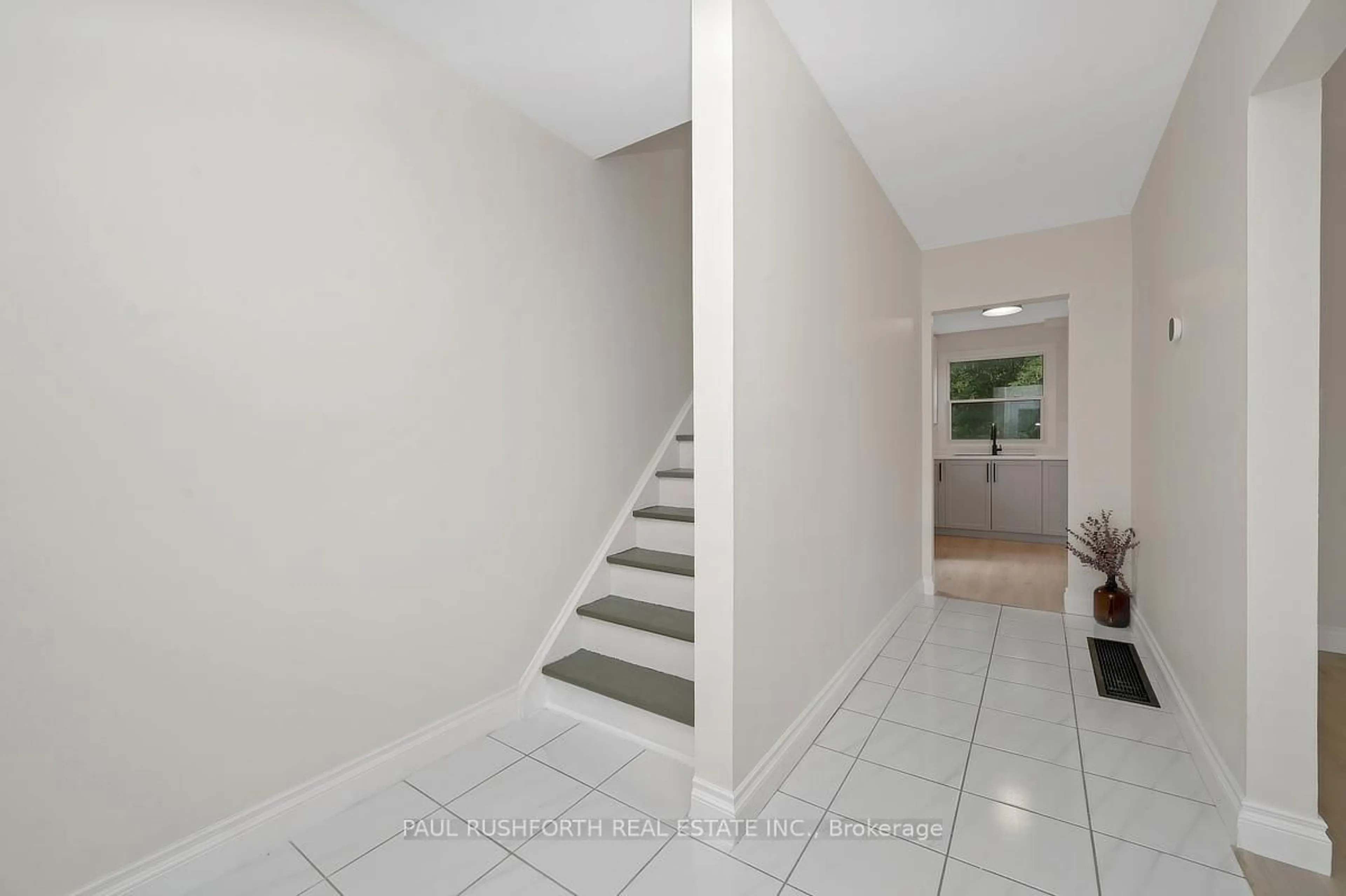 Unknown for 2418 Clementine Blvd, Ottawa Ontario K1V 8E2