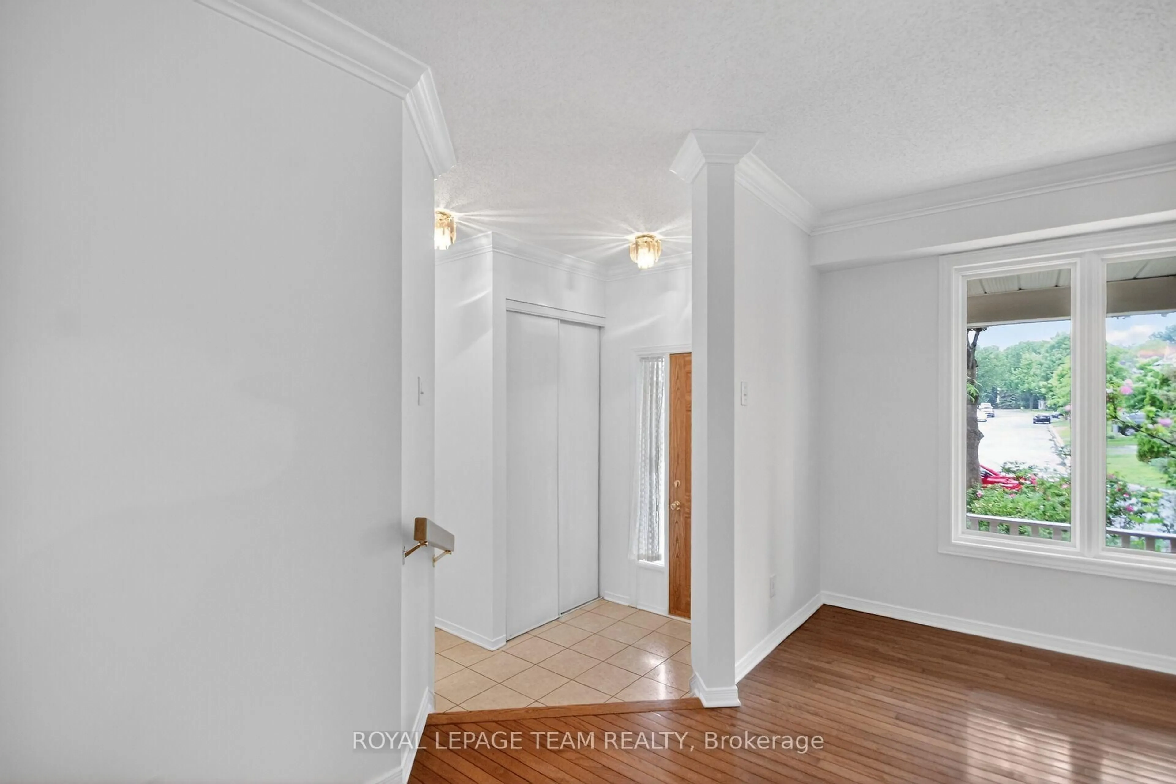 Indoor entryway for 19 Windhurst Dr #Windhurst Drive, Ottawa Ontario K2G 6G5