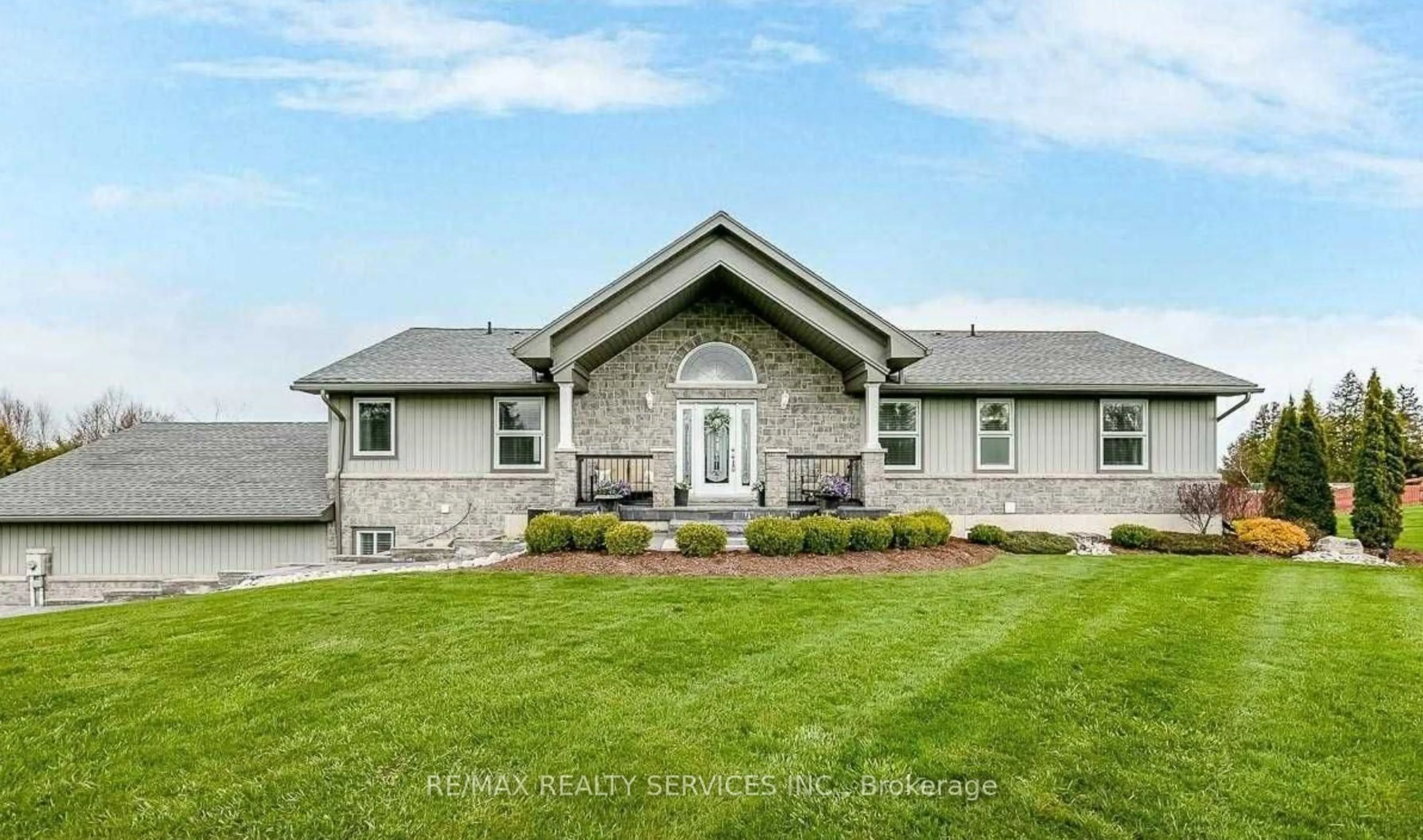 Home with vinyl exterior material, unknown for 386113 20 Sdrd, Mono Ontario L9W 6V2