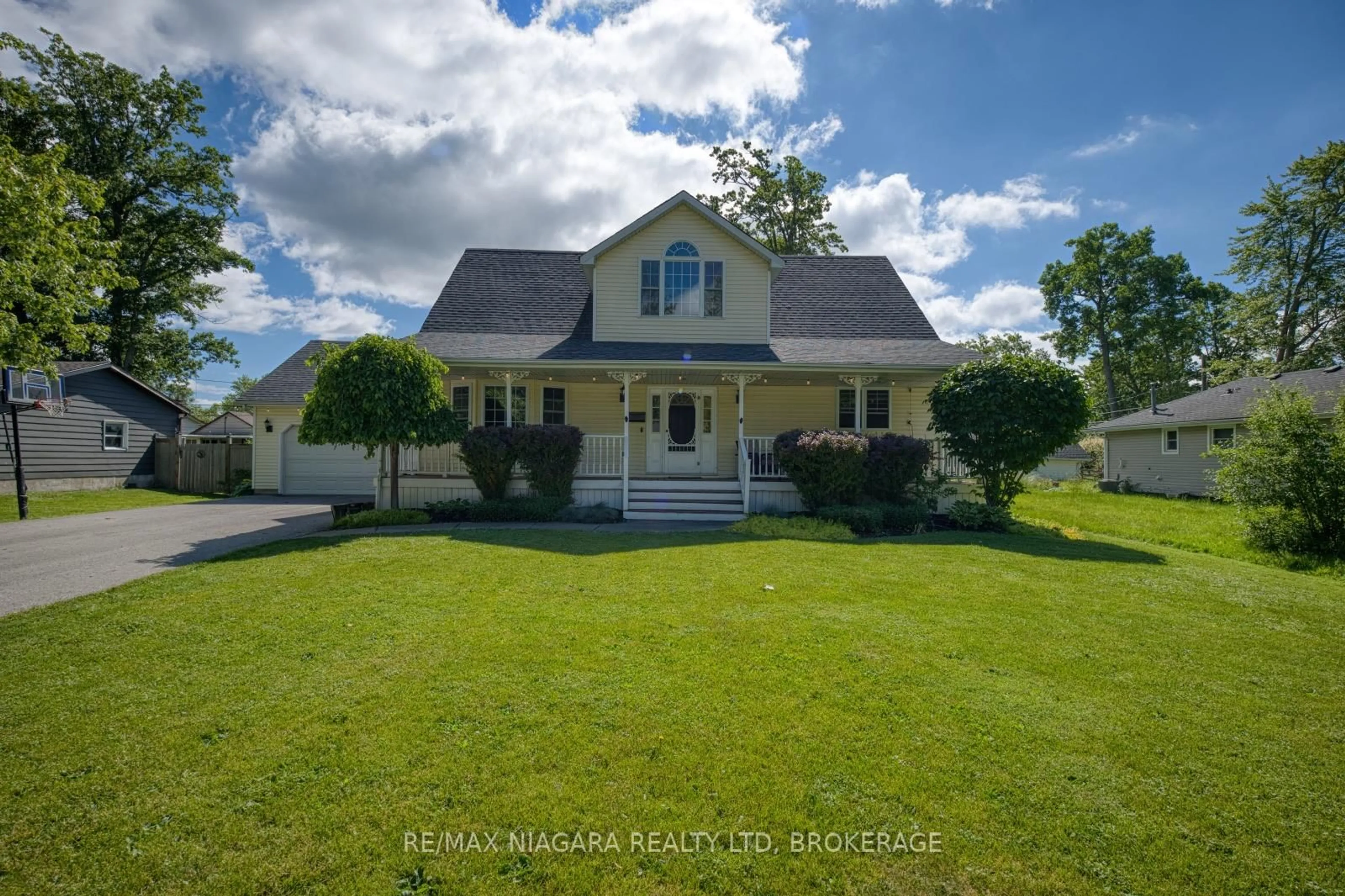 A pic from outside/outdoor area/front of a property/back of a property/a pic from drone, street for 664 Lakeview Rd, Fort Erie Ontario L2A 4X1