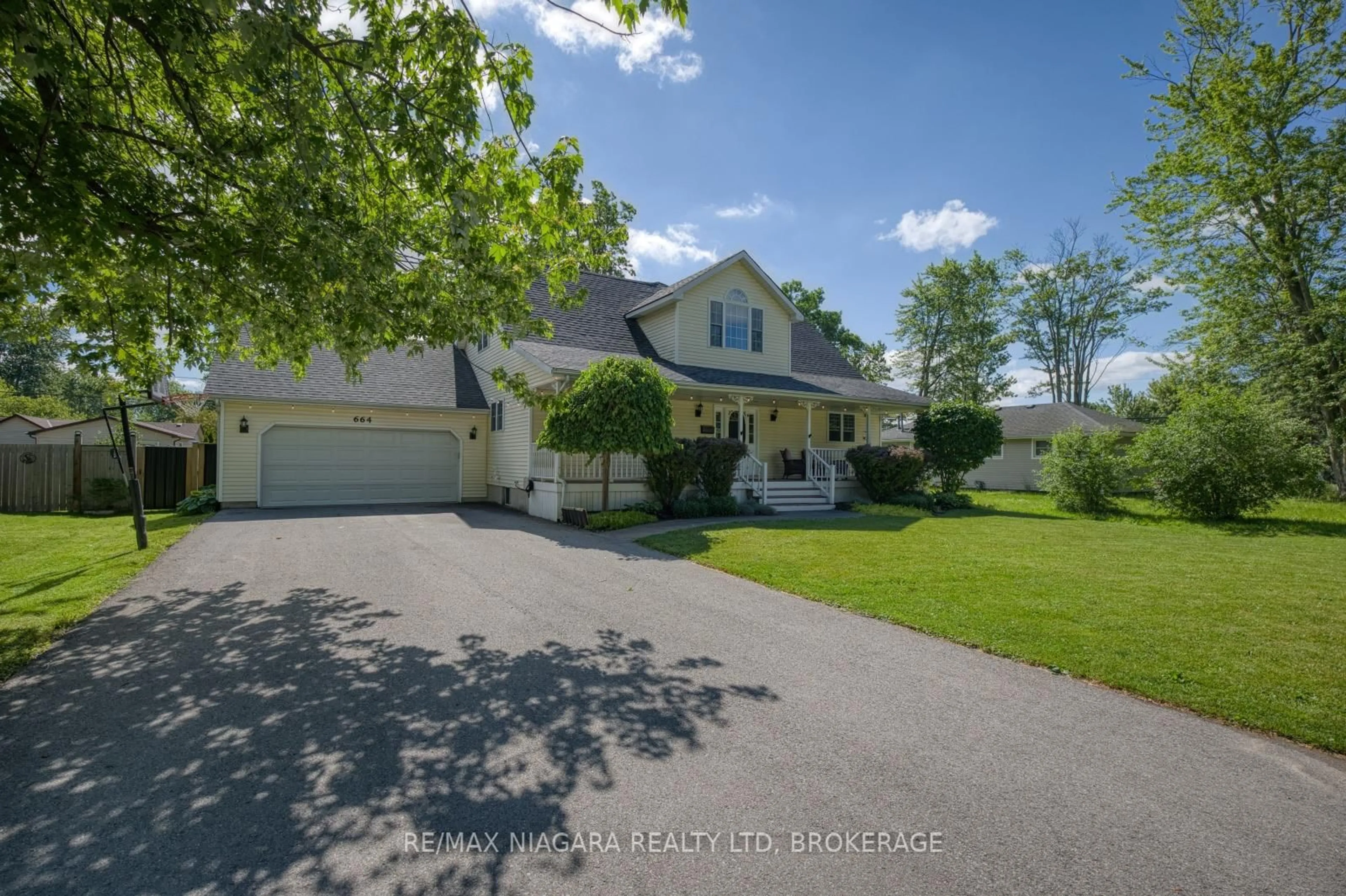 A pic from outside/outdoor area/front of a property/back of a property/a pic from drone, street for 664 Lakeview Rd, Fort Erie Ontario L2A 4X1