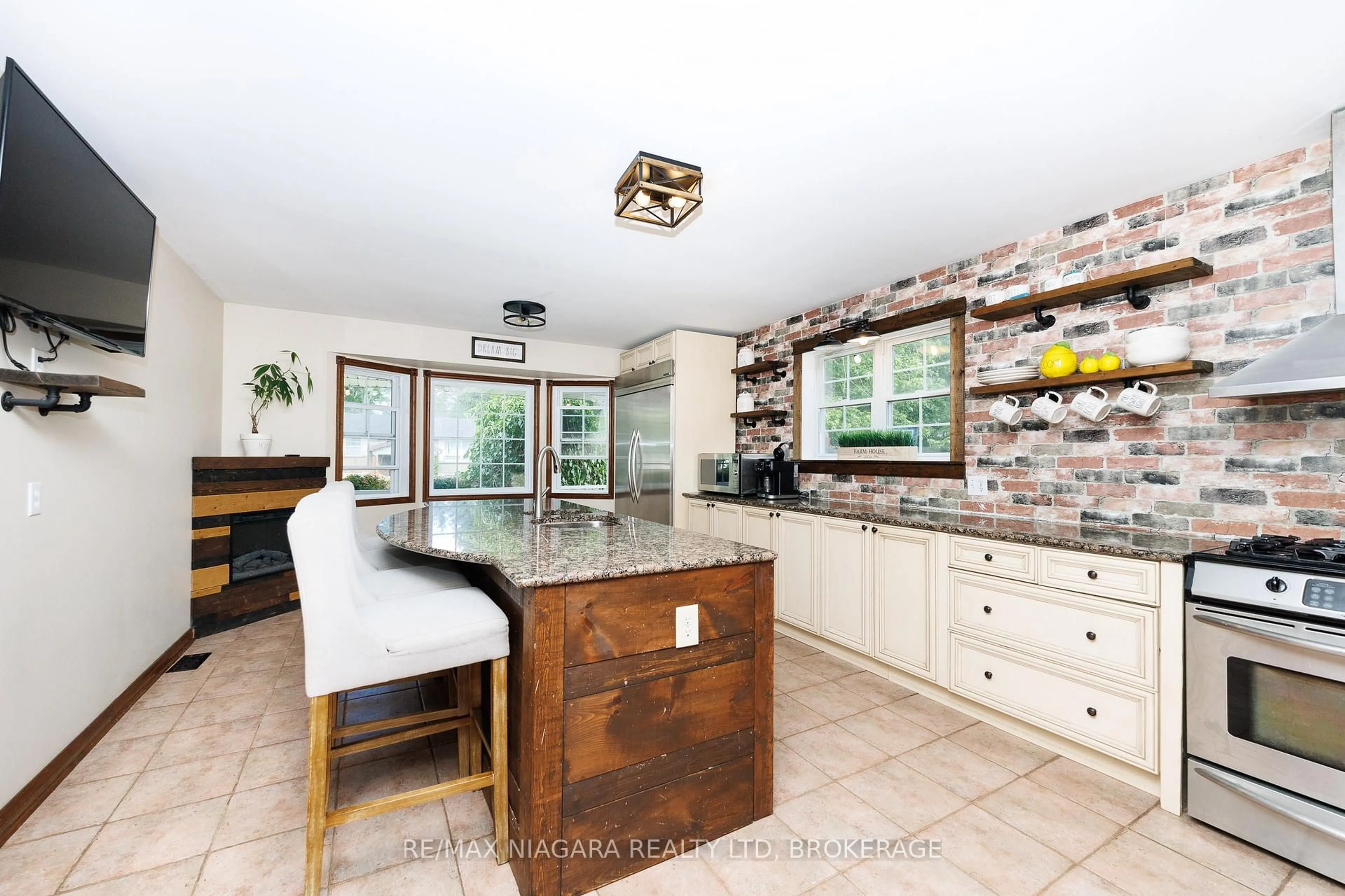 Open concept kitchen, ceramic/tile floor for 664 Lakeview Rd, Fort Erie Ontario L2A 4X1