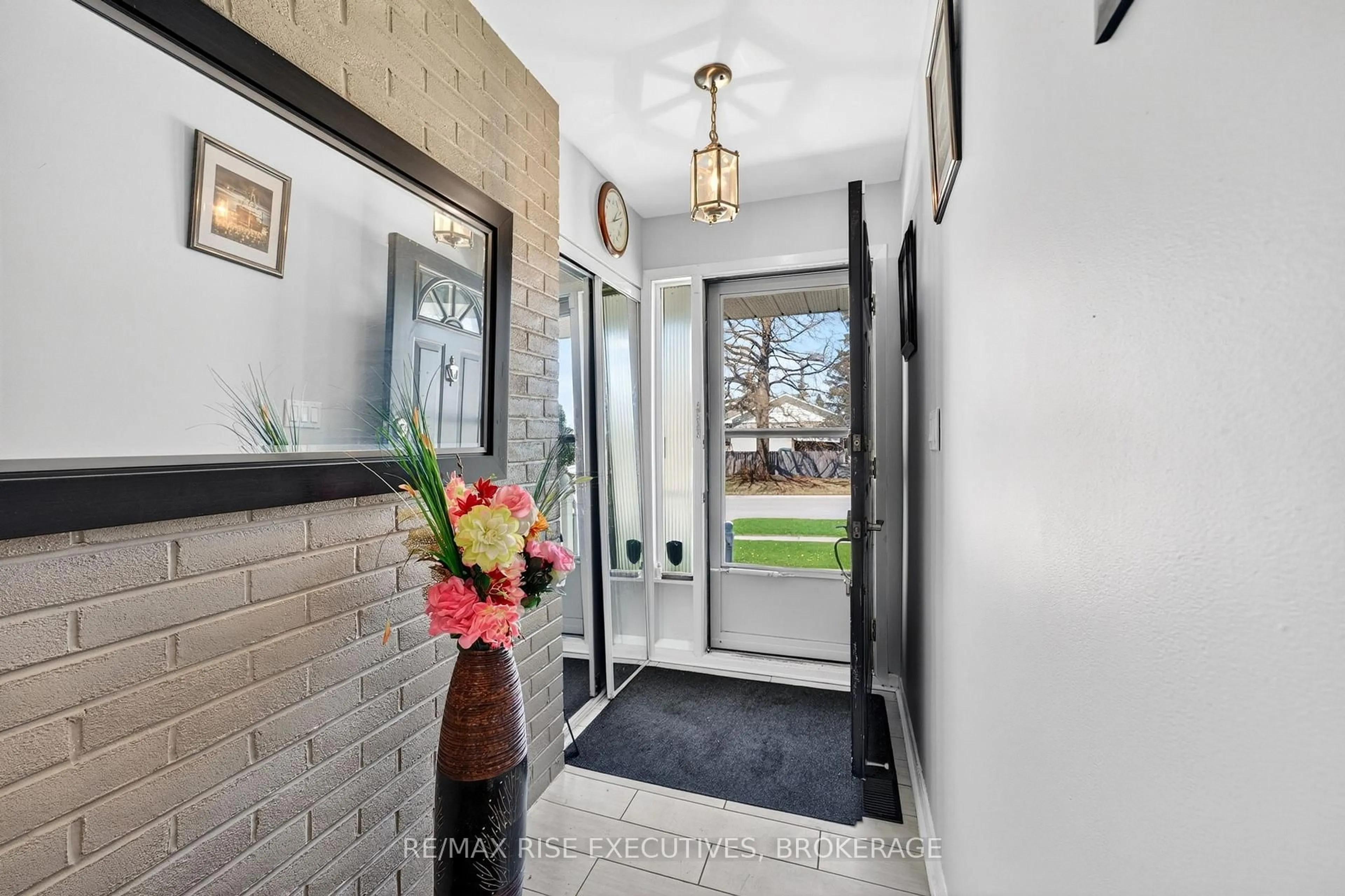 Indoor entryway for 1071 Hudson Dr, Kingston Ontario K7M 5K9