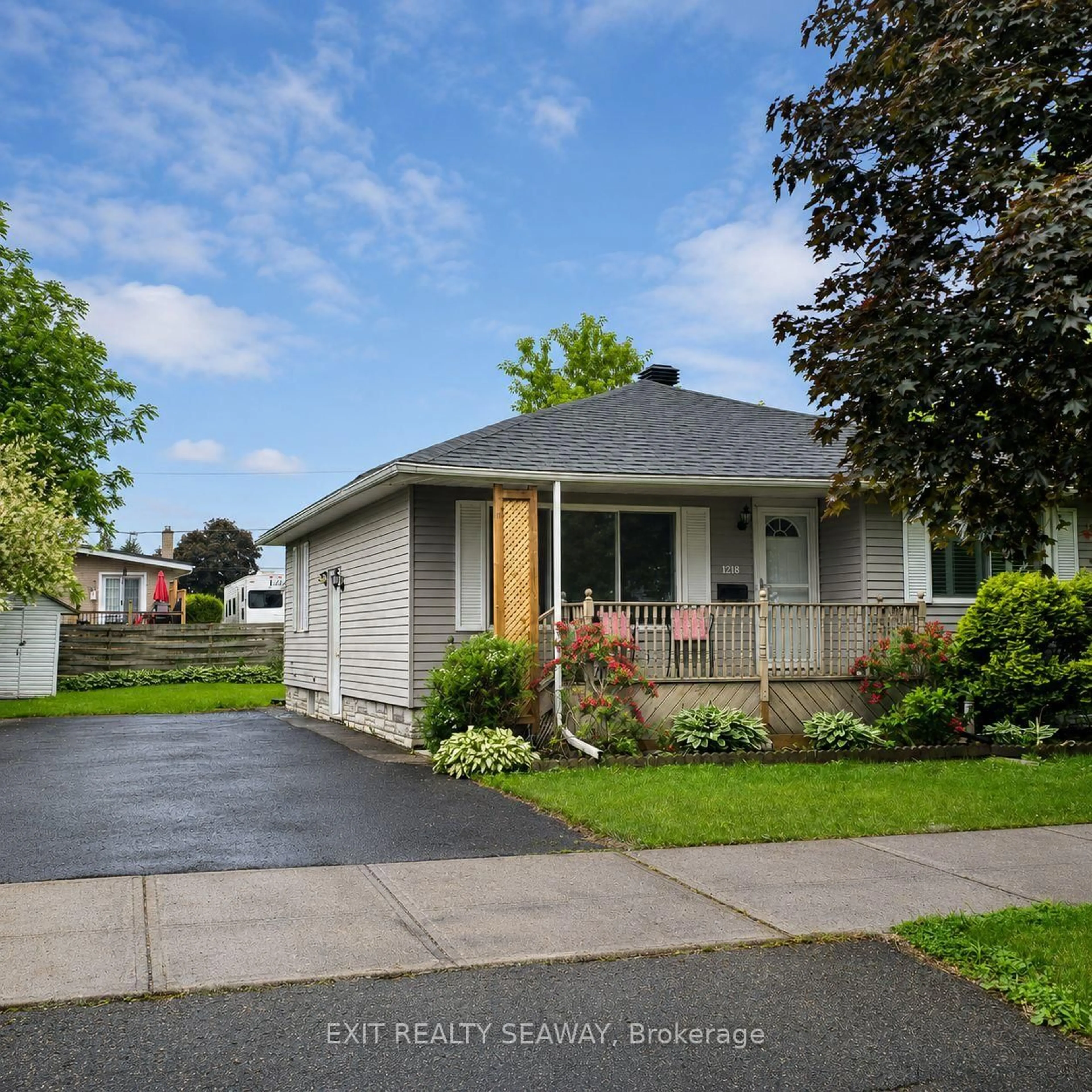 Home with vinyl exterior material, street for 1218 Notre Dame St, Cornwall Ontario K6J 4Y6