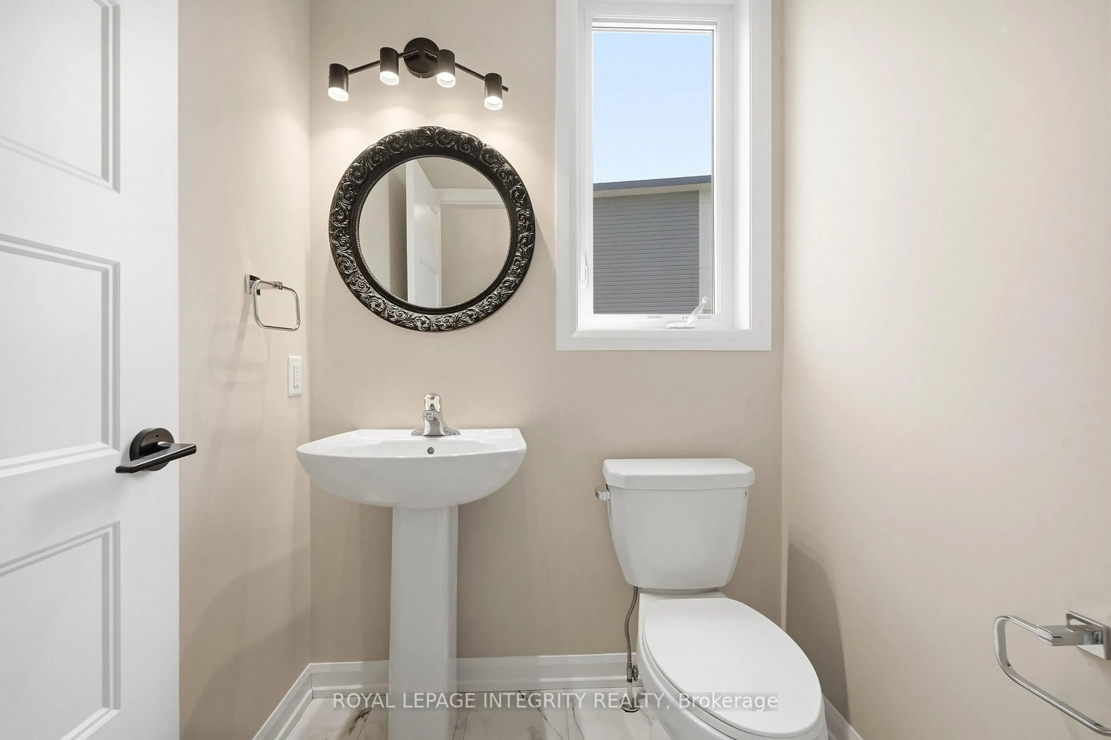 Standard bathroom, ceramic/tile floor for 1220 Diamond St, Clarence-Rockland Ontario K4K 0M1