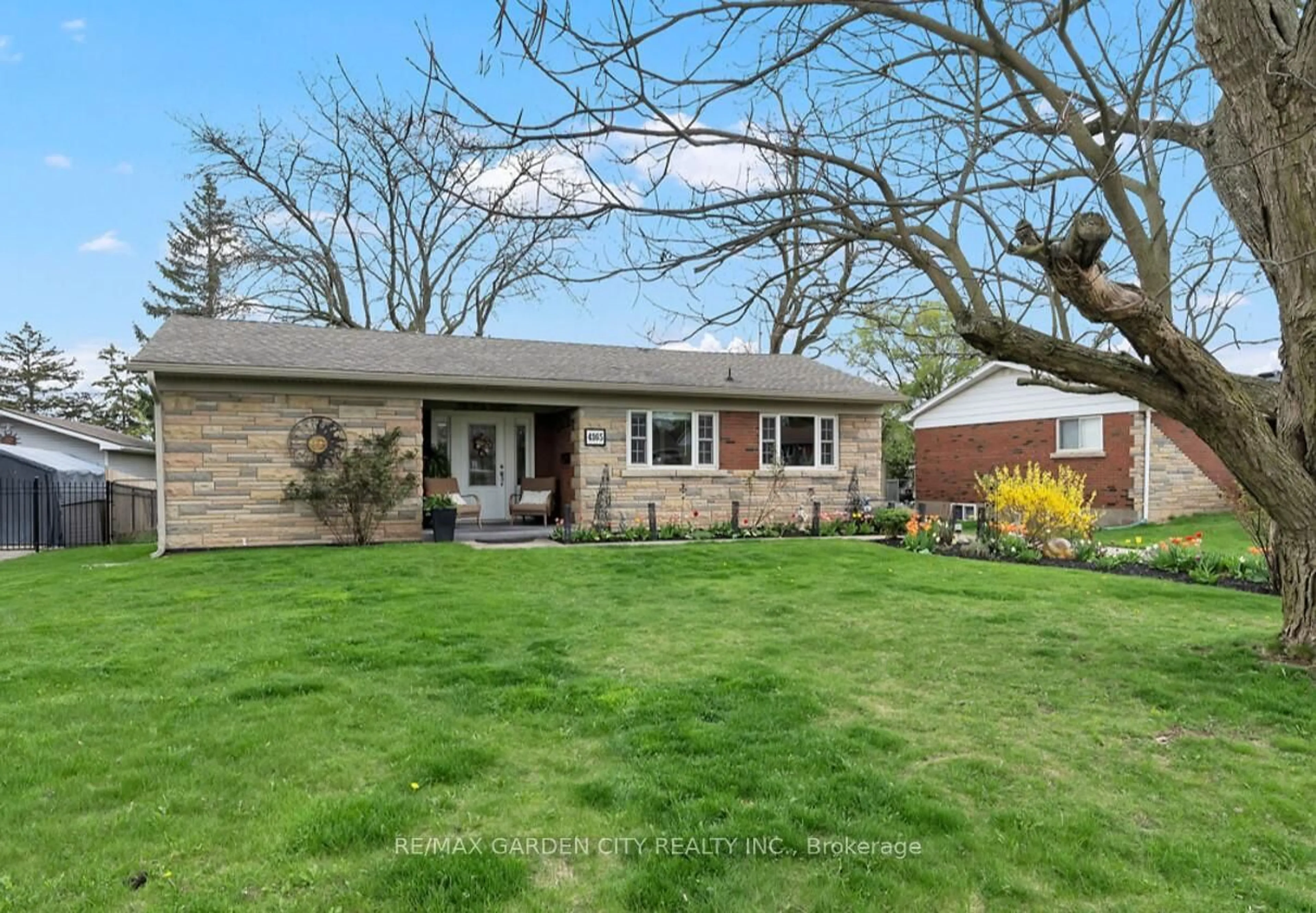 Home with brick exterior material, street for 4165 WILLIAM St, Lincoln Ontario L3J 0K7
