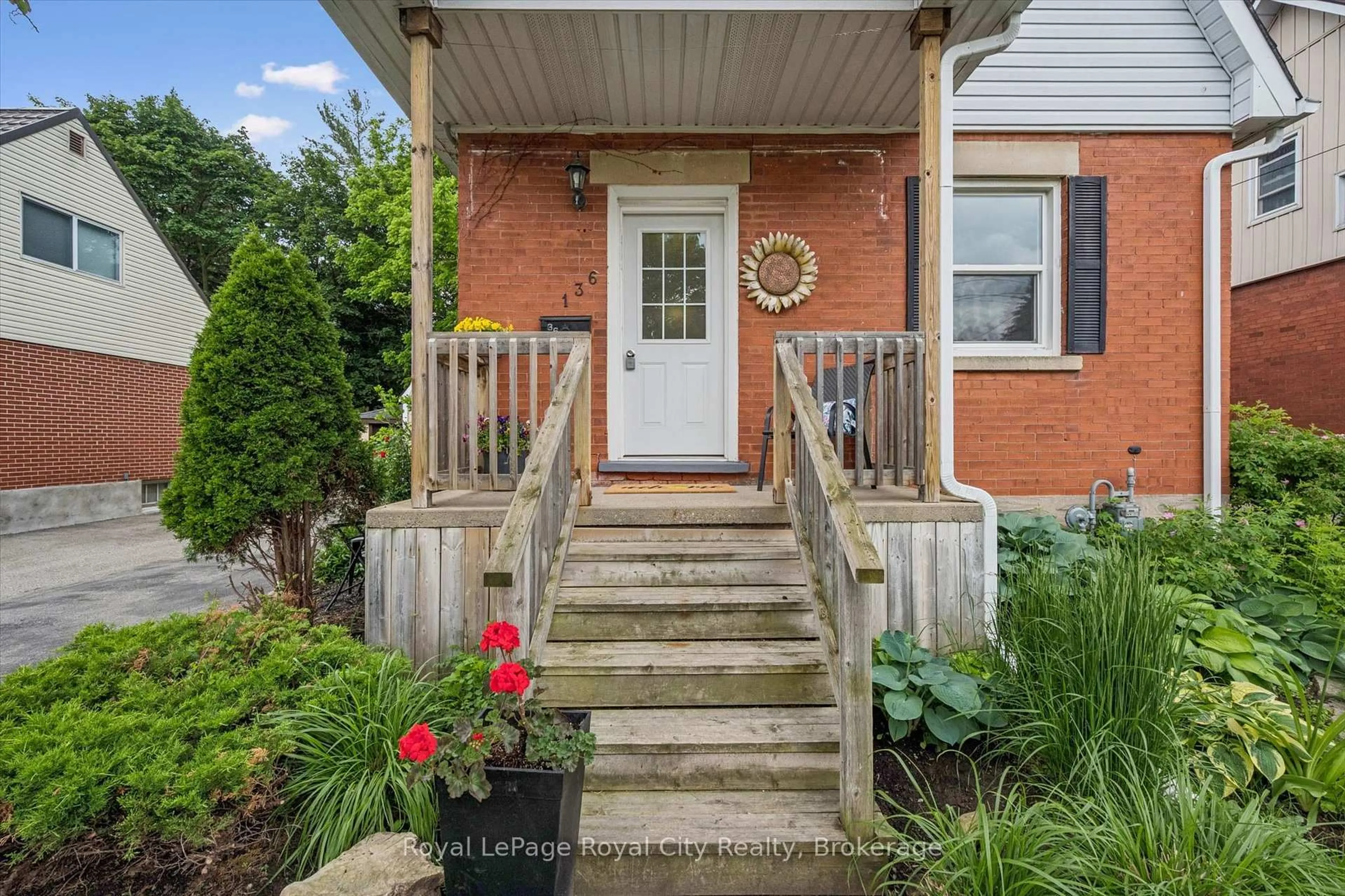Unknown for 136 Alma St, Guelph Ontario N1H 5X4