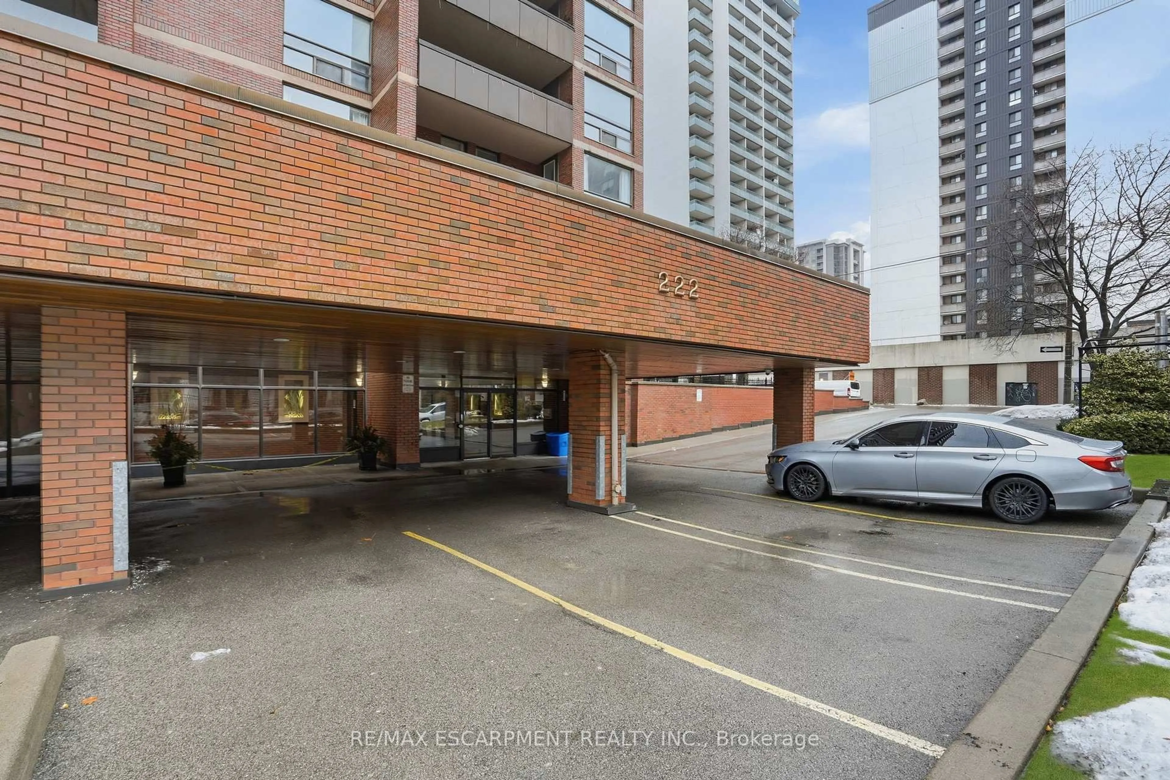Indoor foyer for 222 Jackson St #606, Hamilton Ontario L8P 4S5