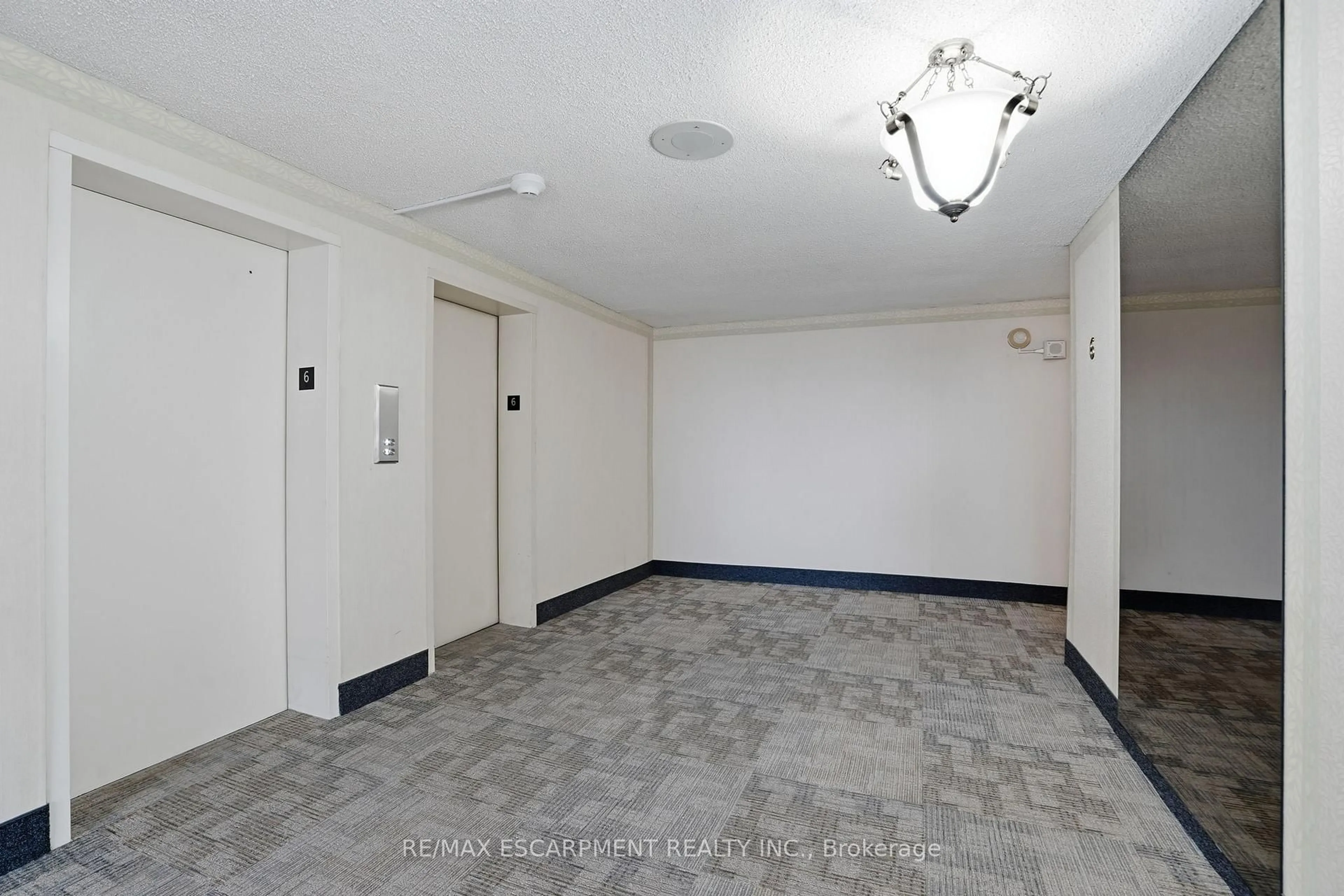 Indoor foyer for 222 Jackson St #606, Hamilton Ontario L8P 4S5