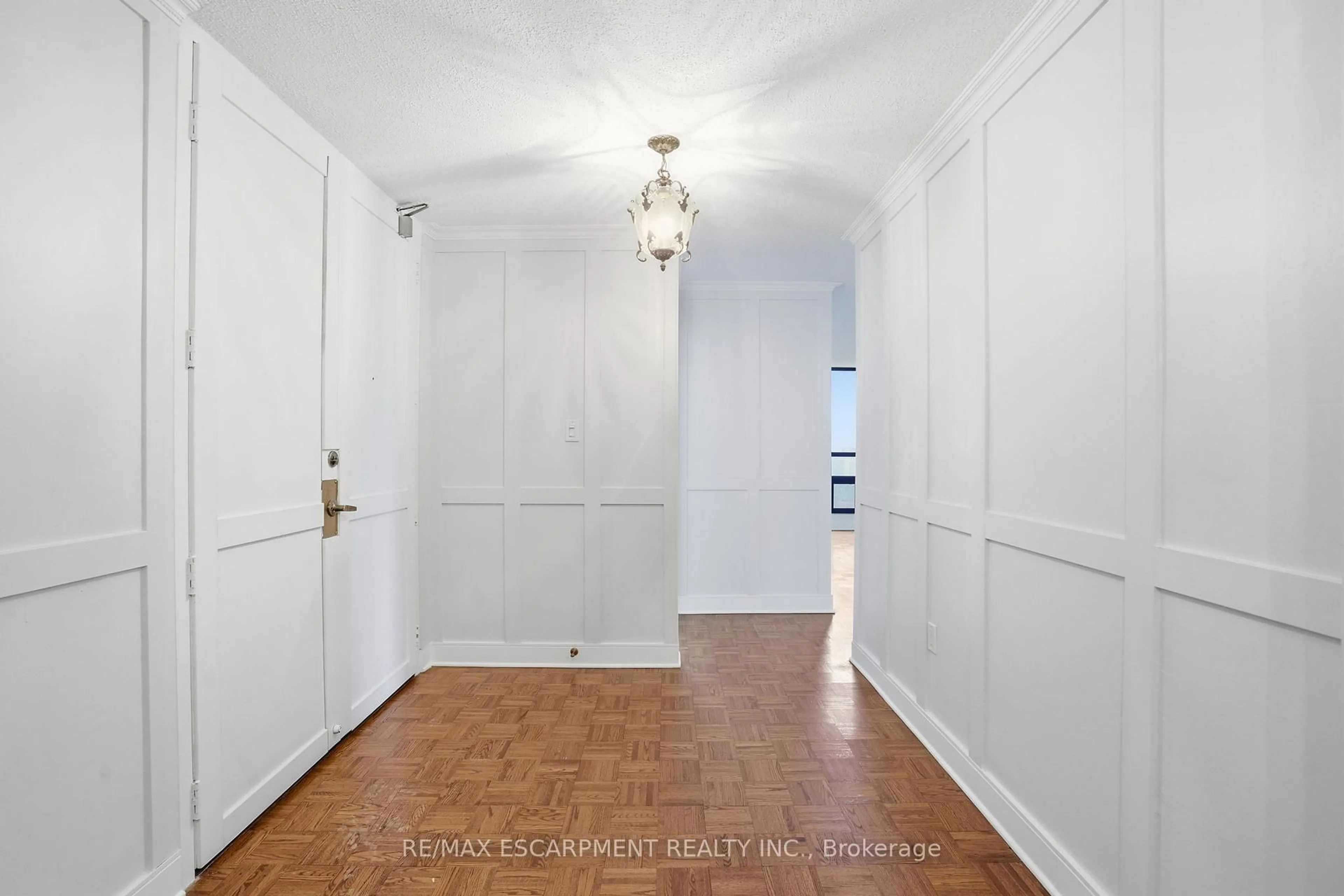Indoor foyer for 222 Jackson St #606, Hamilton Ontario L8P 4S5