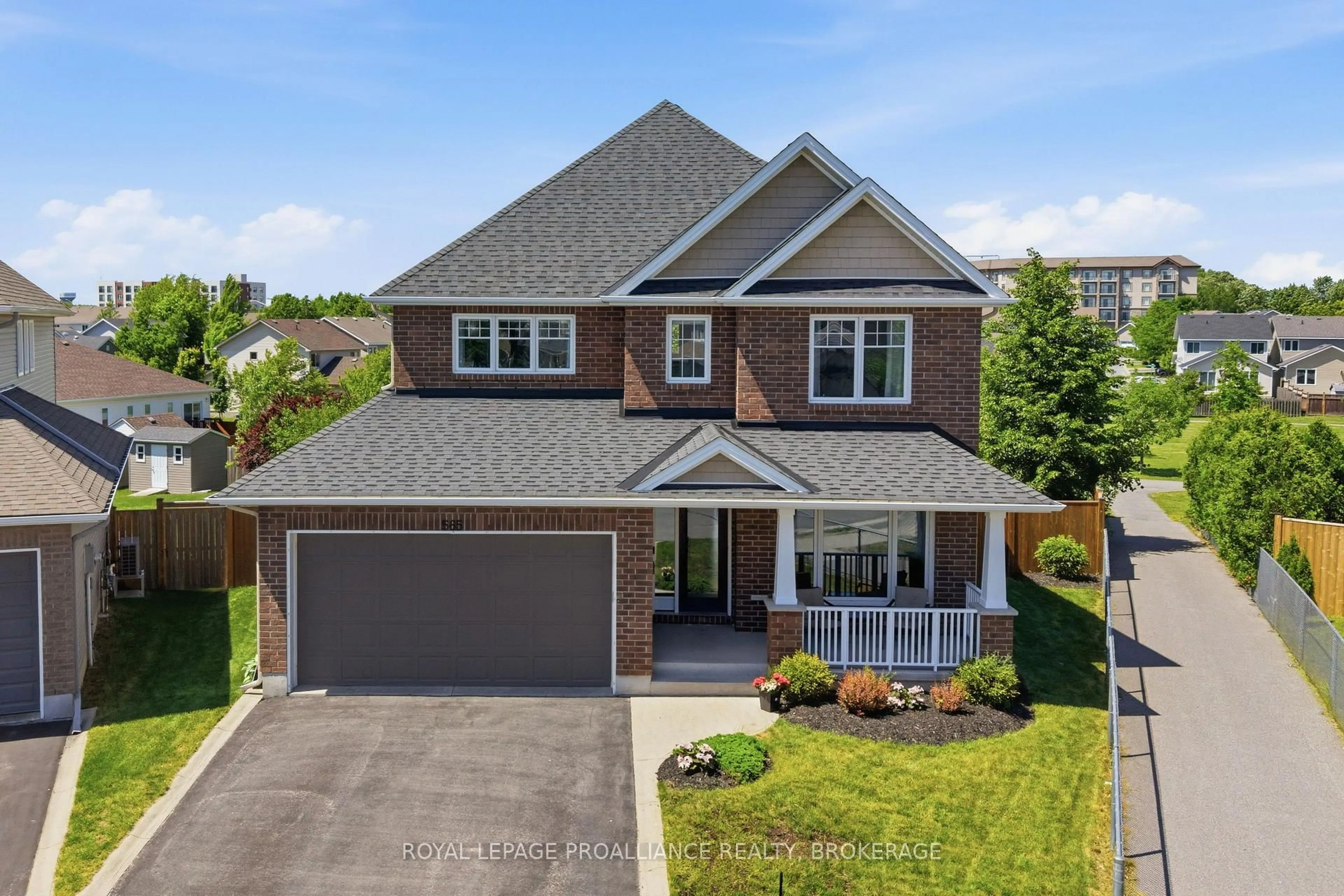 A pic from outside/outdoor area/front of a property/back of a property/a pic from drone, street for 565 Savannah Crt, Kingston Ontario K7P 0L3