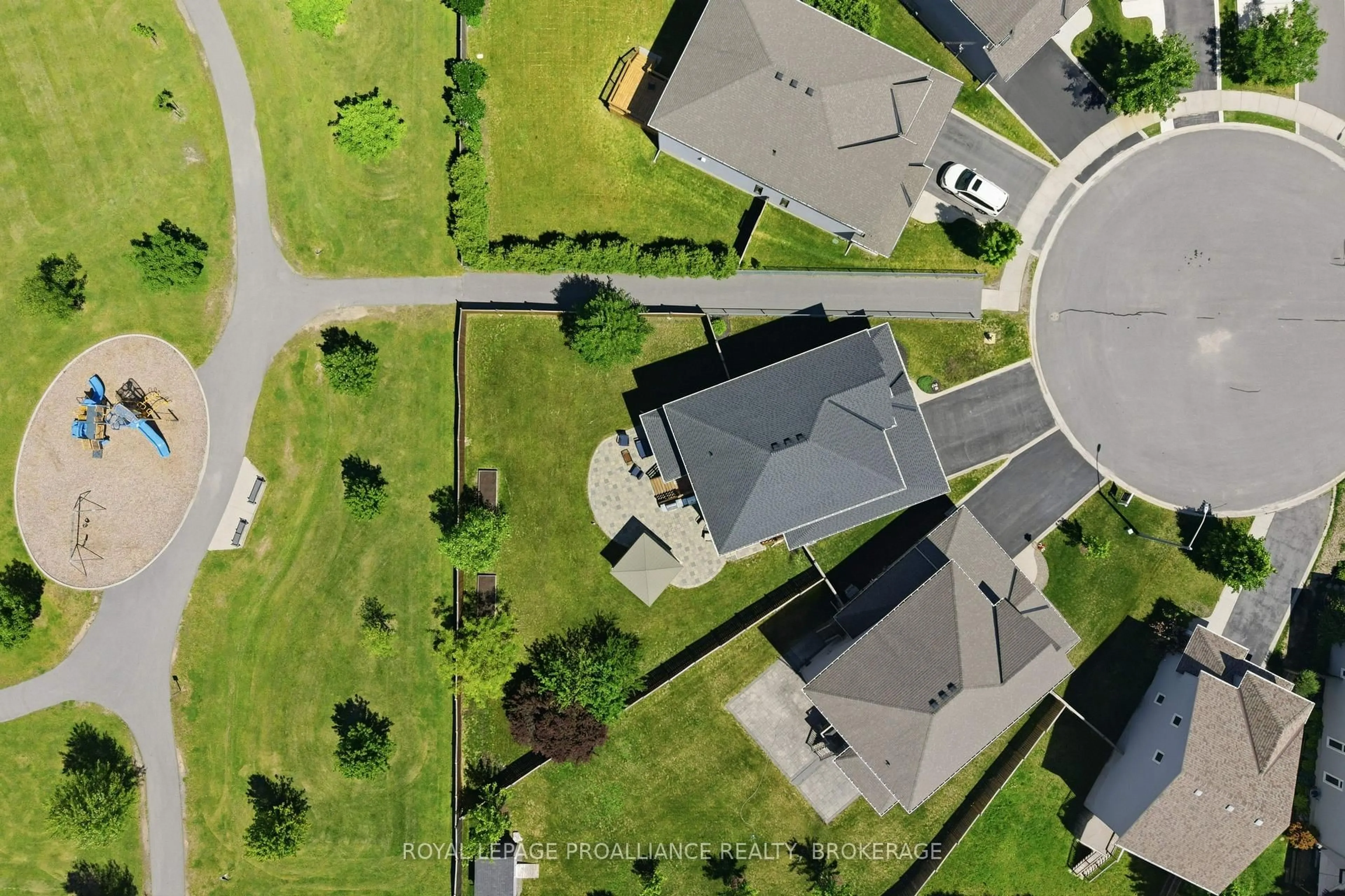 A pic from outside/outdoor area/front of a property/back of a property/a pic from drone, unknown for 565 Savannah Crt, Kingston Ontario K7P 0L3