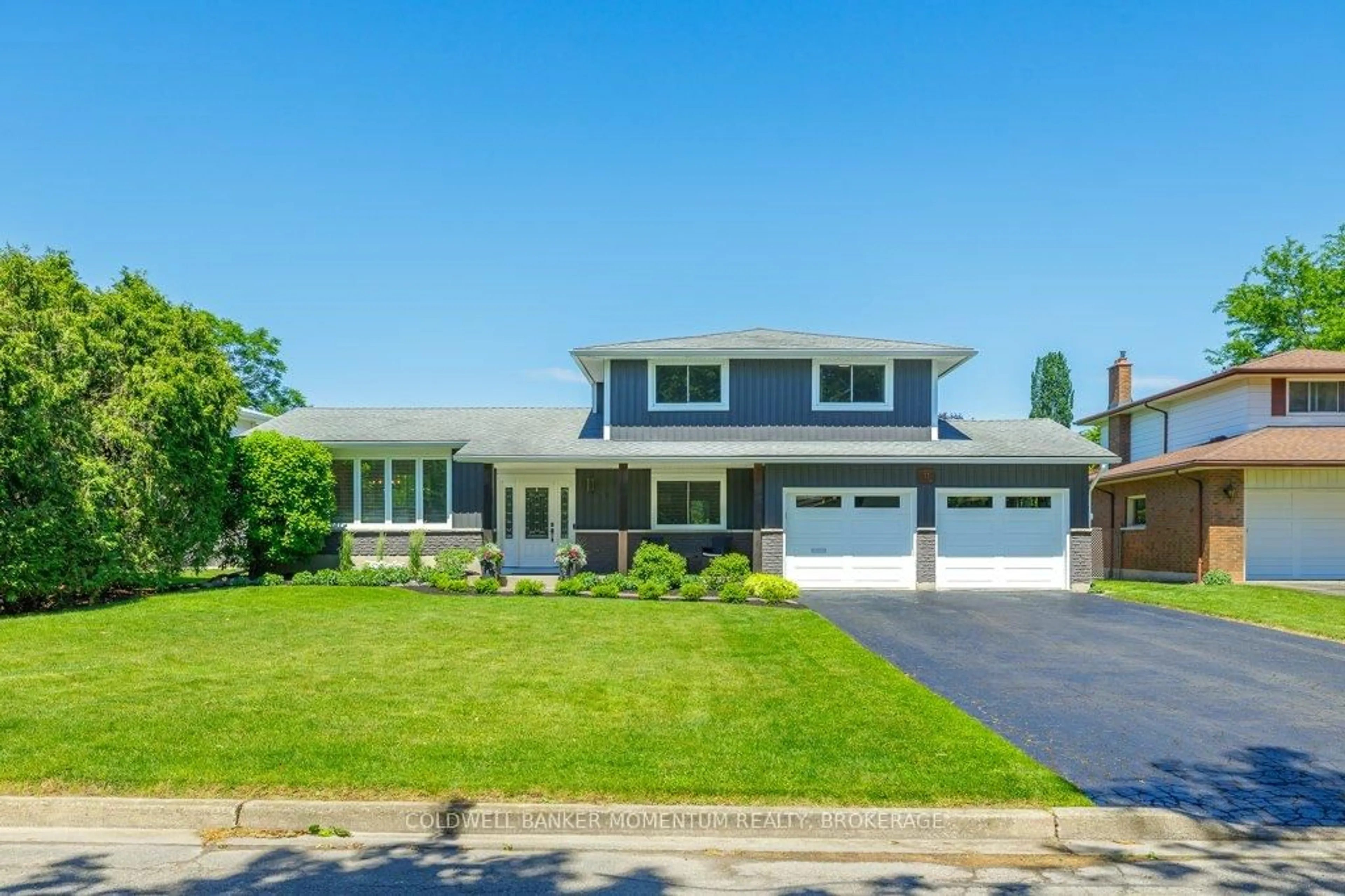 Home with vinyl exterior material, street for 11 Kenmore Cres, St. Catharines Ontario L2N 4S4