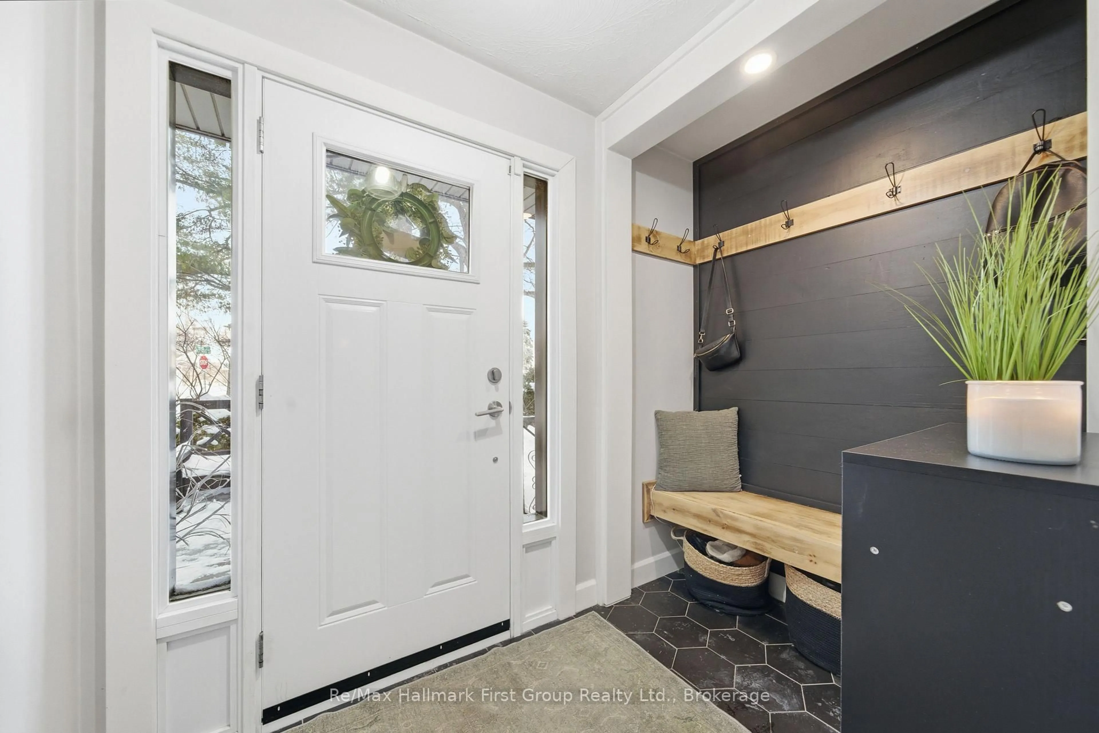 Indoor entryway for 41 Freeman Dr, Port Hope Ontario L1A 2E1