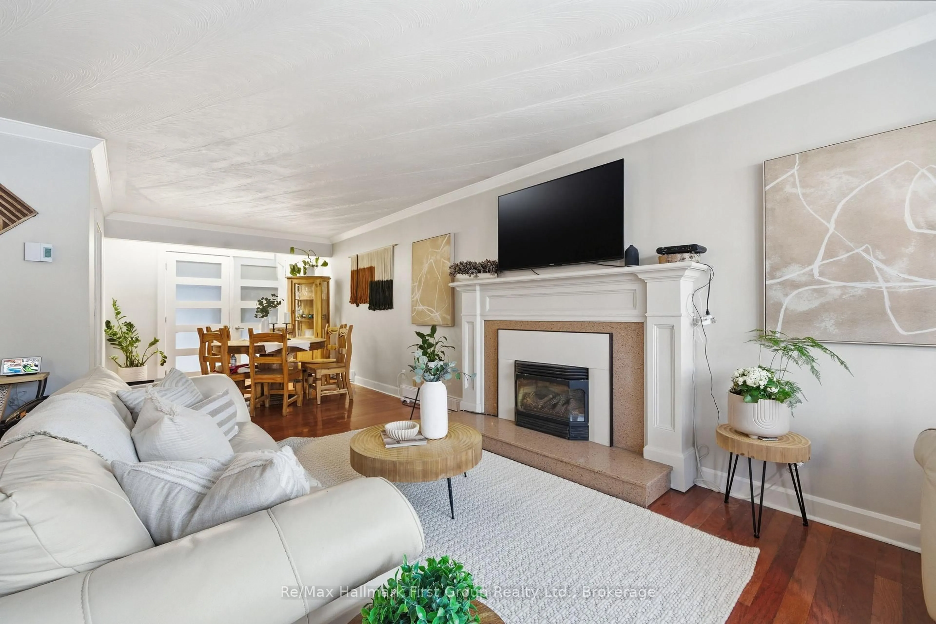Living room with furniture, unknown for 41 Freeman Dr, Port Hope Ontario L1A 2E1