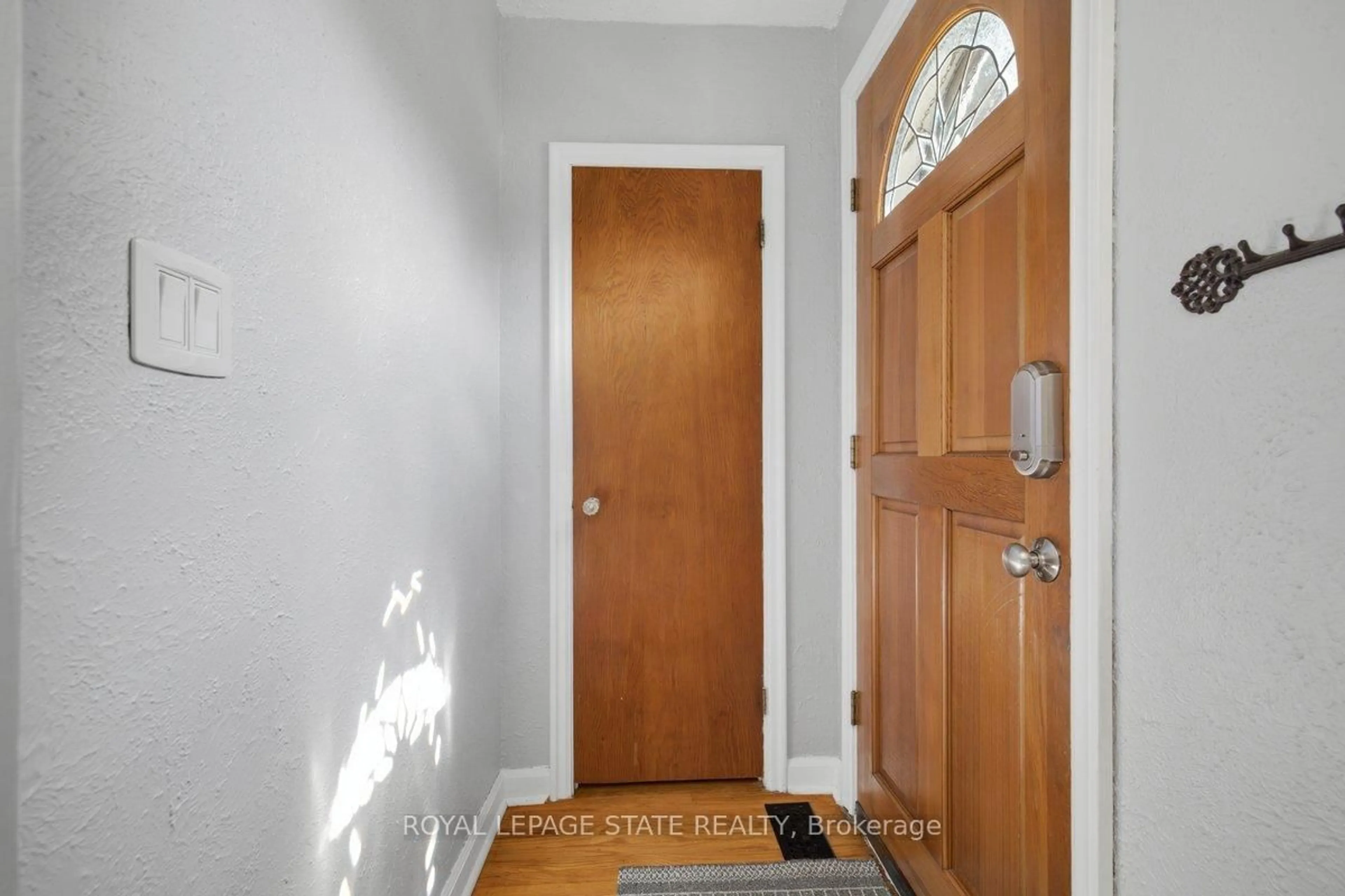 Indoor entryway for 216 Summerhill Ave, Hamilton Ontario L8K 3N7