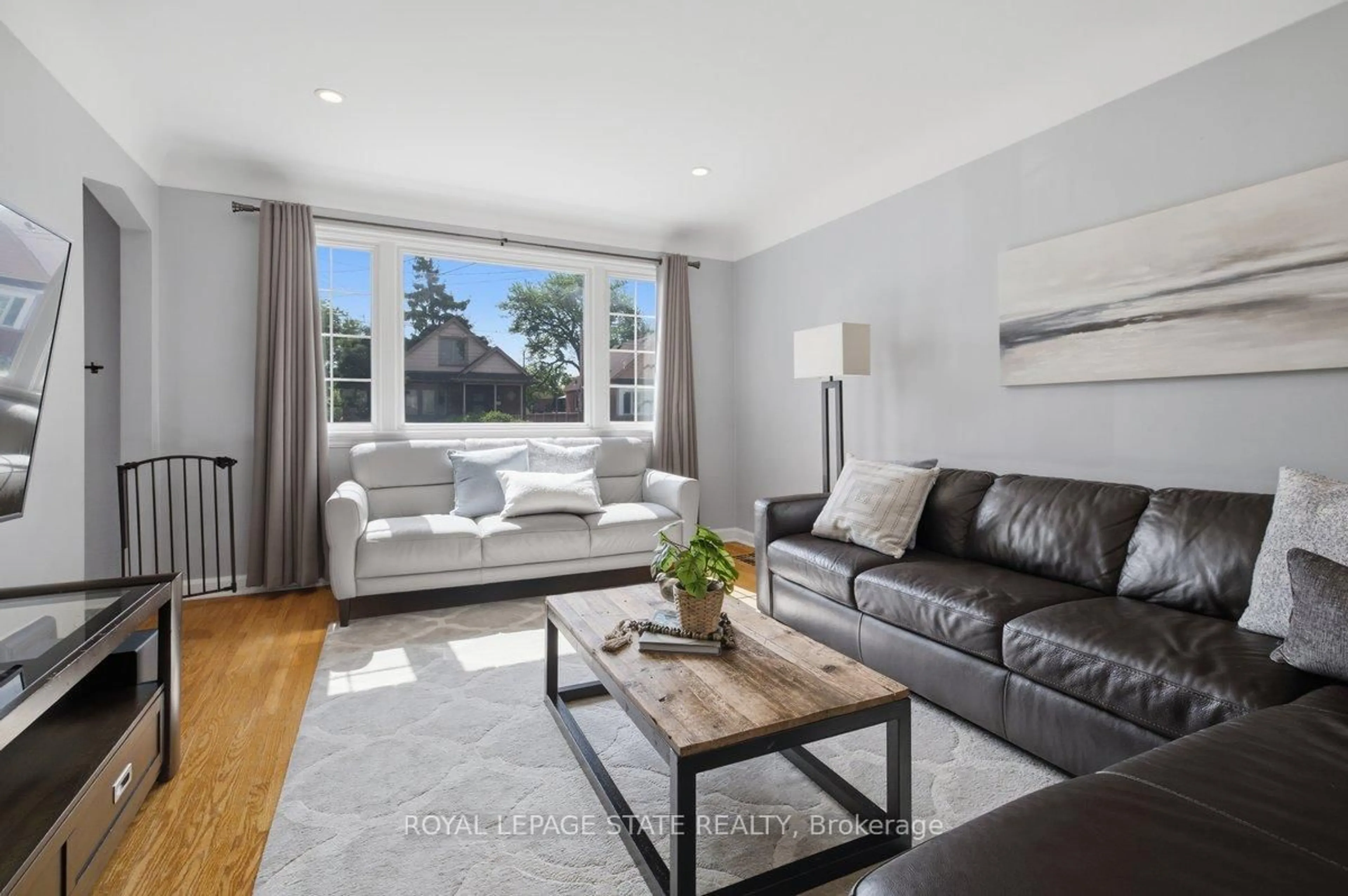 Living room with furniture, unknown for 216 Summerhill Ave, Hamilton Ontario L8K 3N7