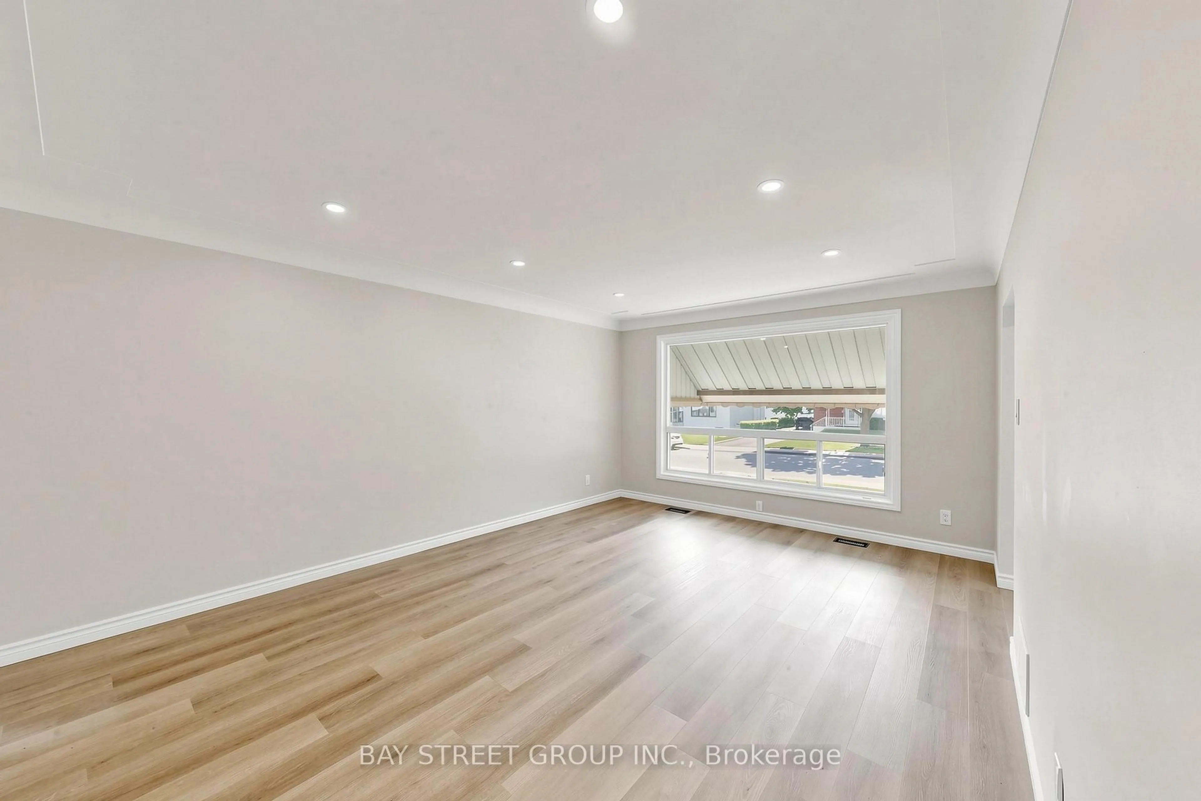 A pic of a room for 28 Warren Ave, Hamilton Ontario L9A 3C6